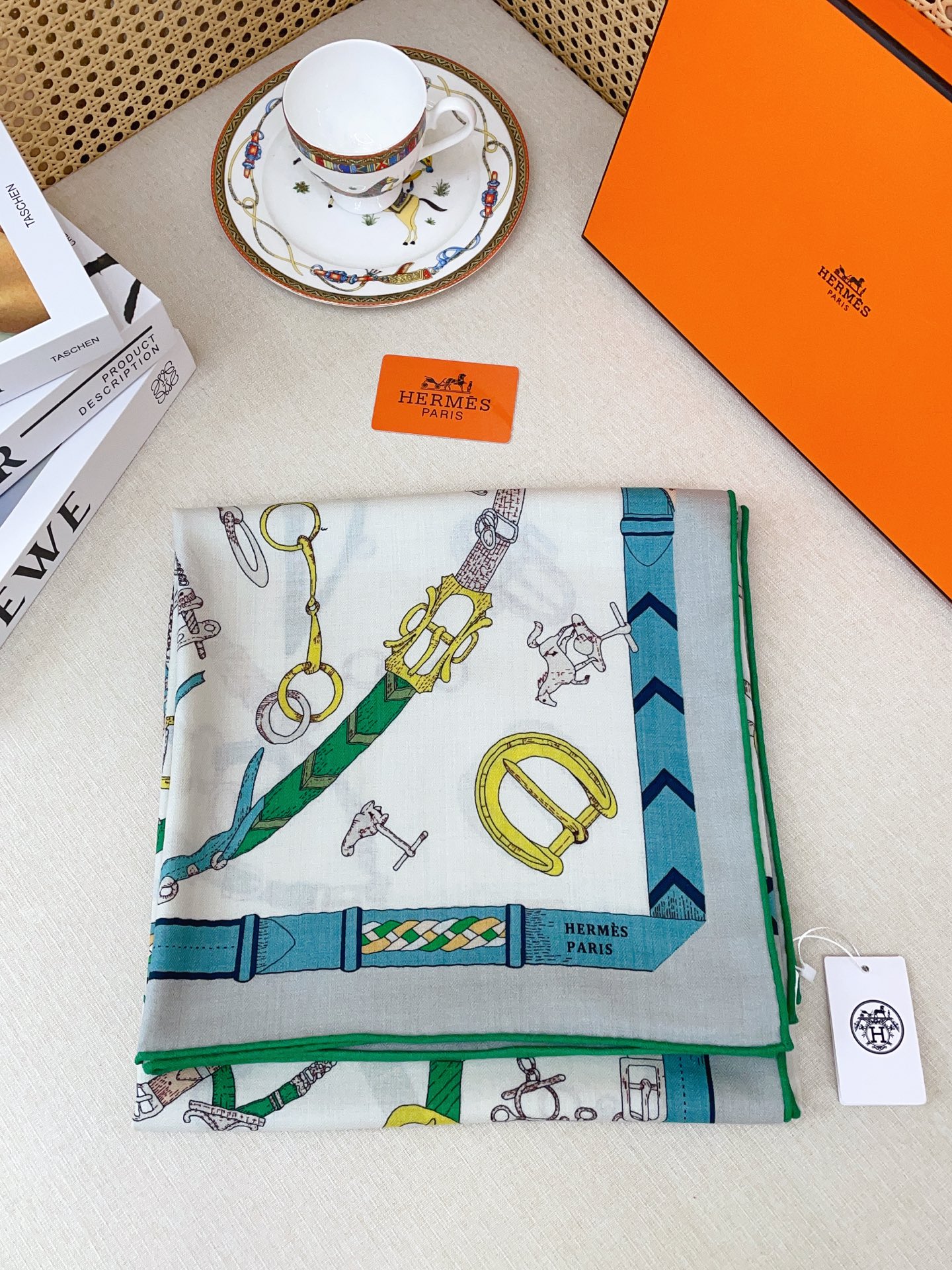 ✨✨【双面同色 丝毛款】H家羊绒新款 买了都说好看‼️推荐💕【跃动的马儿 140】羊绒方巾‼️H家ZG爆