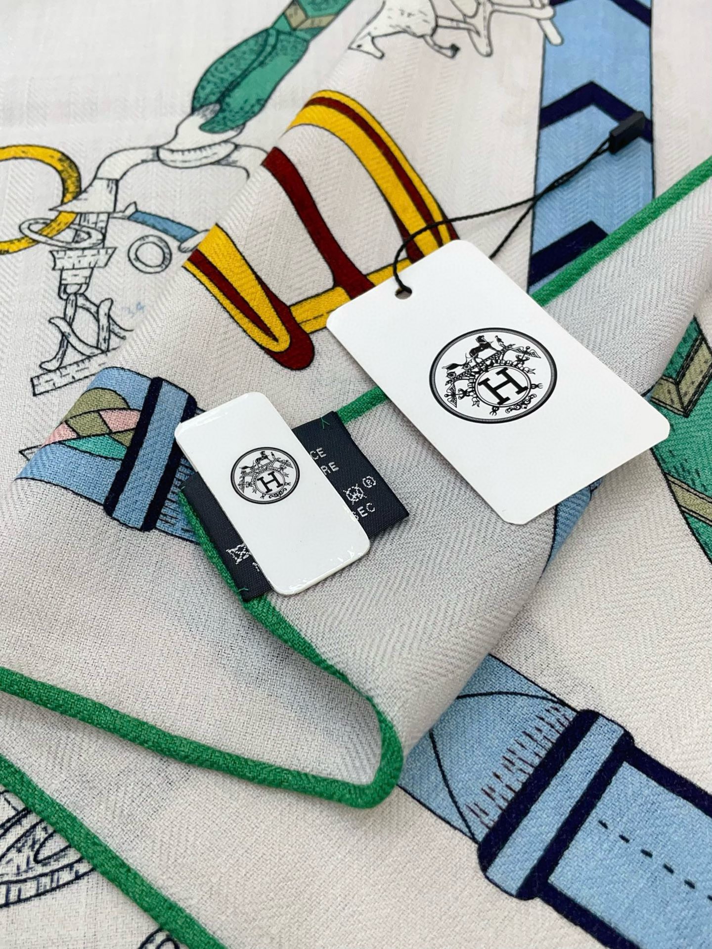 ✨✨【双面同色 丝毛款】H家羊绒新款 买了都说好看‼️推荐💕【跃动的马儿 140】羊绒方巾‼️H家ZG爆