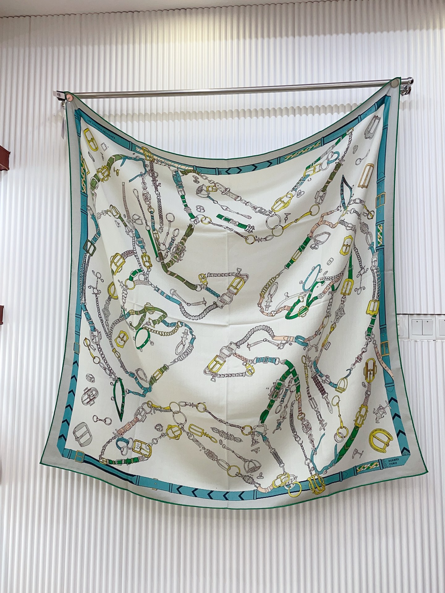 ✨✨【双面同色 丝毛款】H家羊绒新款 买了都说好看‼️推荐💕【跃动的马儿 140】羊绒方巾‼️H家ZG爆