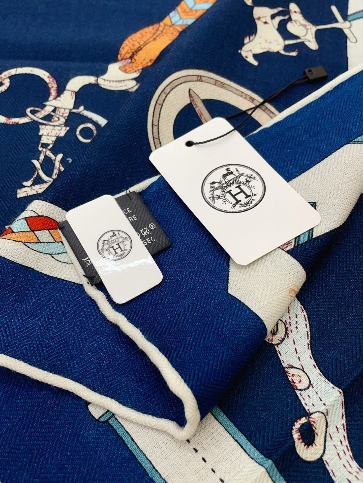 ✨✨【双面同色 丝毛款】H家羊绒新款 买了都说好看‼️推荐💕【跃动的马儿 140】羊绒方巾‼️H家ZG爆