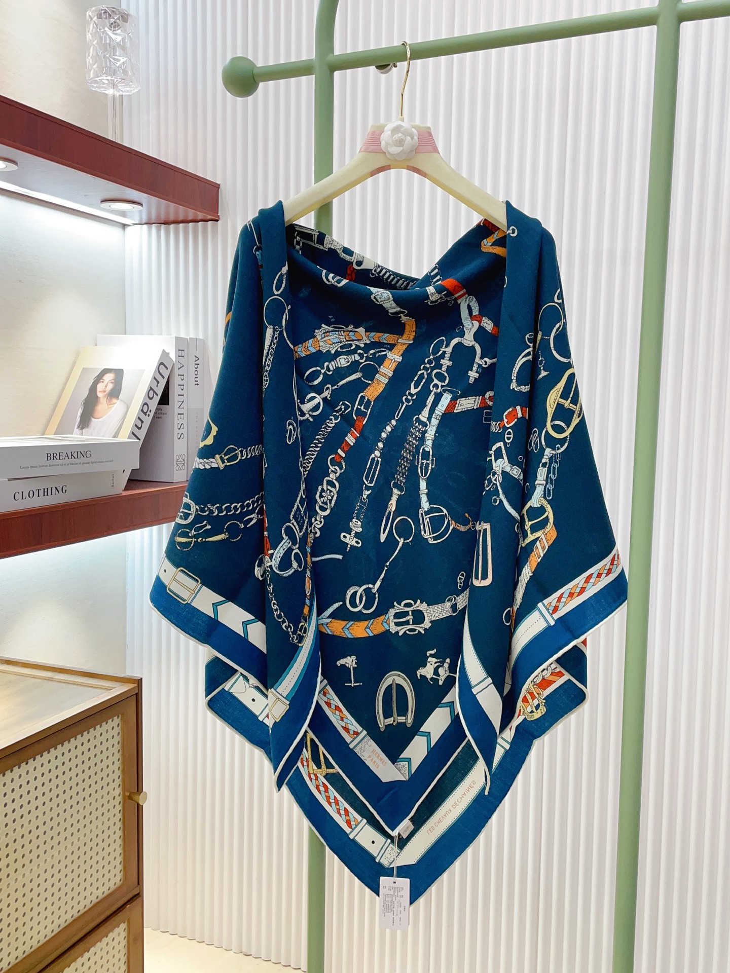 ✨✨【双面同色 丝毛款】H家羊绒新款 买了都说好看‼️推荐💕【跃动的马儿 140】羊绒方巾‼️H家ZG爆