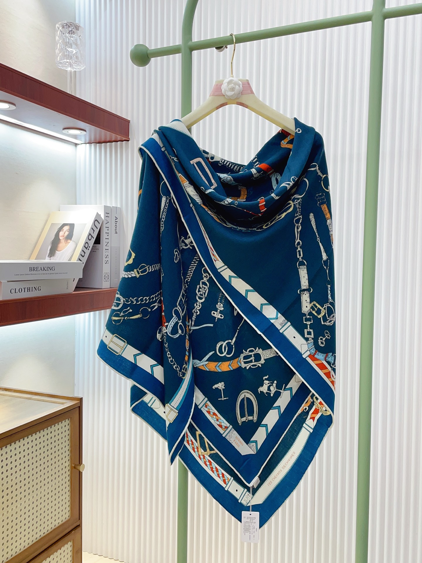 ✨✨【双面同色 丝毛款】H家羊绒新款 买了都说好看‼️推荐💕【跃动的马儿 140】羊绒方巾‼️H家ZG爆