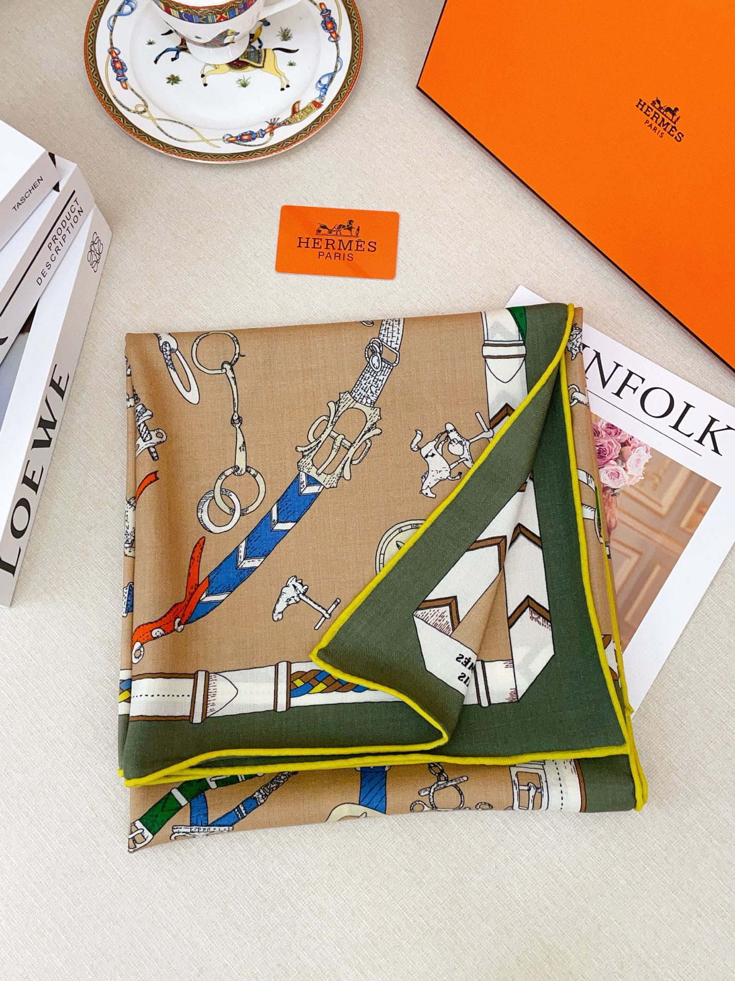 ✨✨【双面同色 丝毛款】H家羊绒新款 买了都说好看‼️推荐💕【跃动的马儿 140】羊绒方巾‼️H家ZG爆