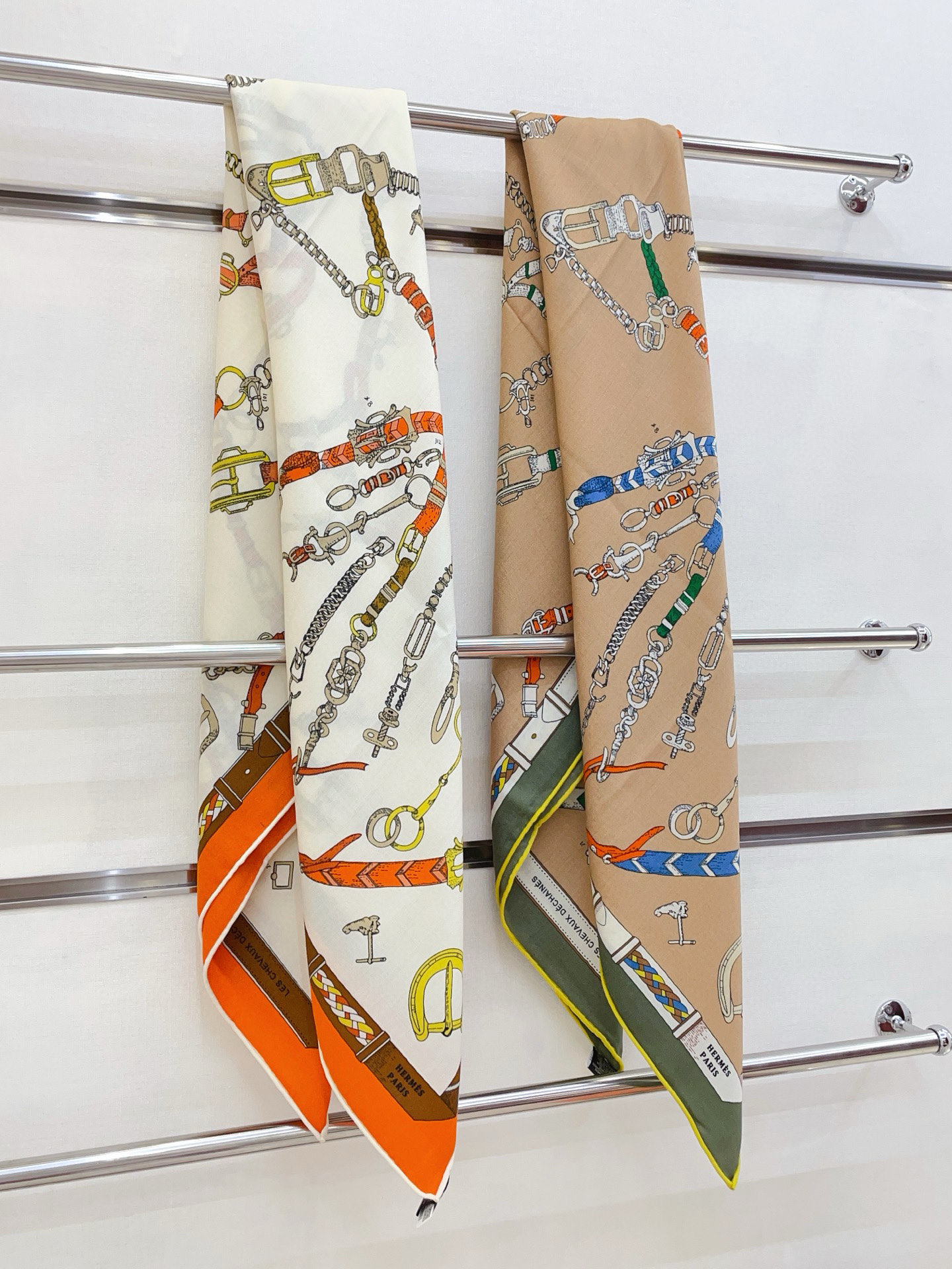 ✨✨【双面同色 丝毛款】H家羊绒新款 买了都说好看‼️推荐💕【跃动的马儿 140】羊绒方巾‼️H家ZG爆