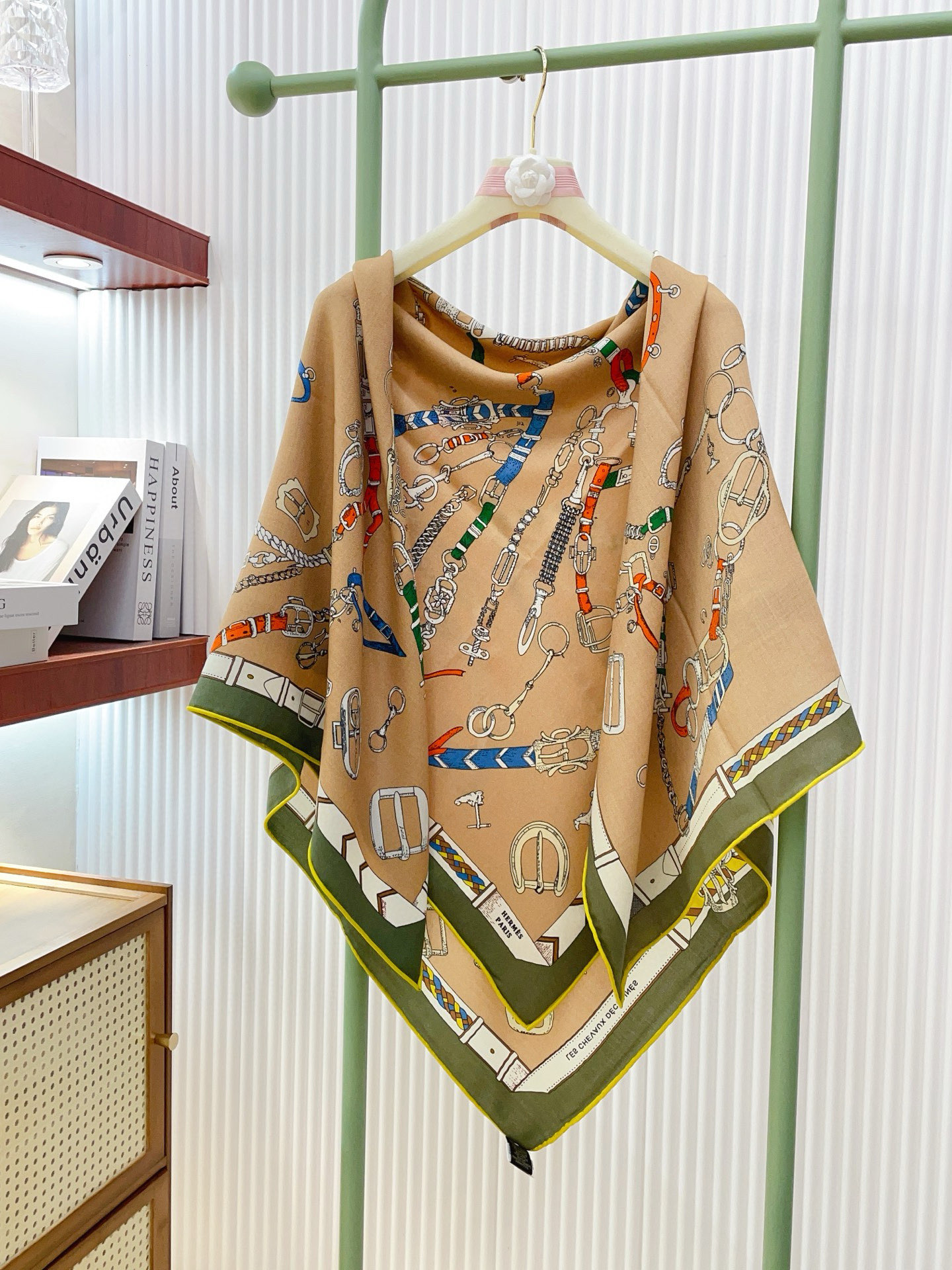 ✨✨【双面同色 丝毛款】H家羊绒新款 买了都说好看‼️推荐💕【跃动的马儿 140】羊绒方巾‼️H家ZG爆