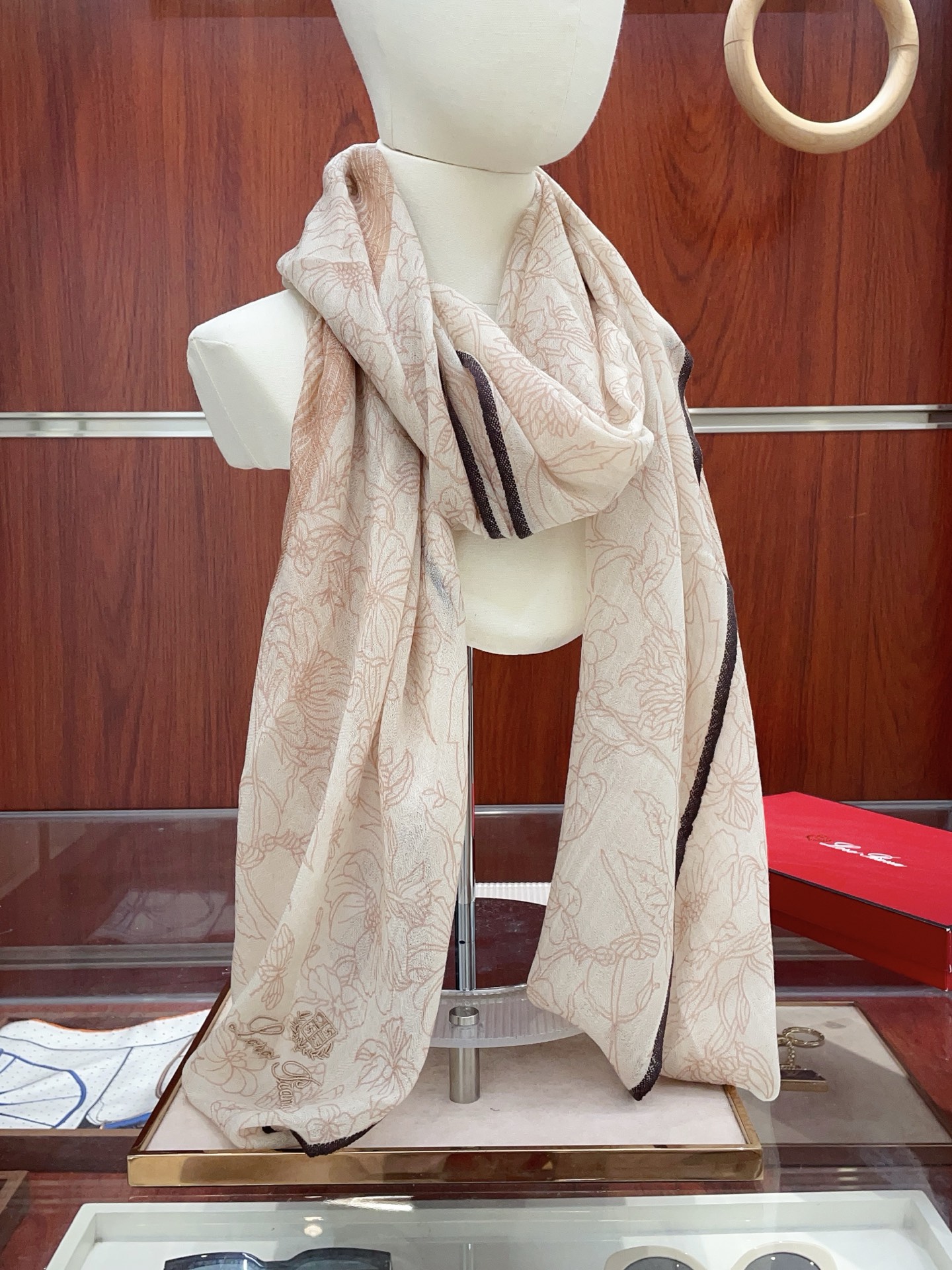 NO:574564,[LP Flower Striped Long Scarf] A high-end product is presented. It is unique and unprecedented. Pure cashmere feels so good that it is definitely a slow hand. The technology uses imported 300 pure plaid cashmere sequin embellishments, which is very classy and low-key with a little luxury. Size 200*100cm imported pure cashmere high version scarf, high version scarf, loro piana19860909【LP花朵条边长巾】高尖端产物重磅呈现 ,绝无仅有 史无前例 纯山羊绒 手感好到爆绝对又是一款手慢无 工艺上采用的是进口300支纯格纹羊绒亮片点缀,非常显档次,低调中带着小奢华.尺寸200*100cm 进口纯羊绒高版本围巾,高版本围巾,loro piana,scarf
