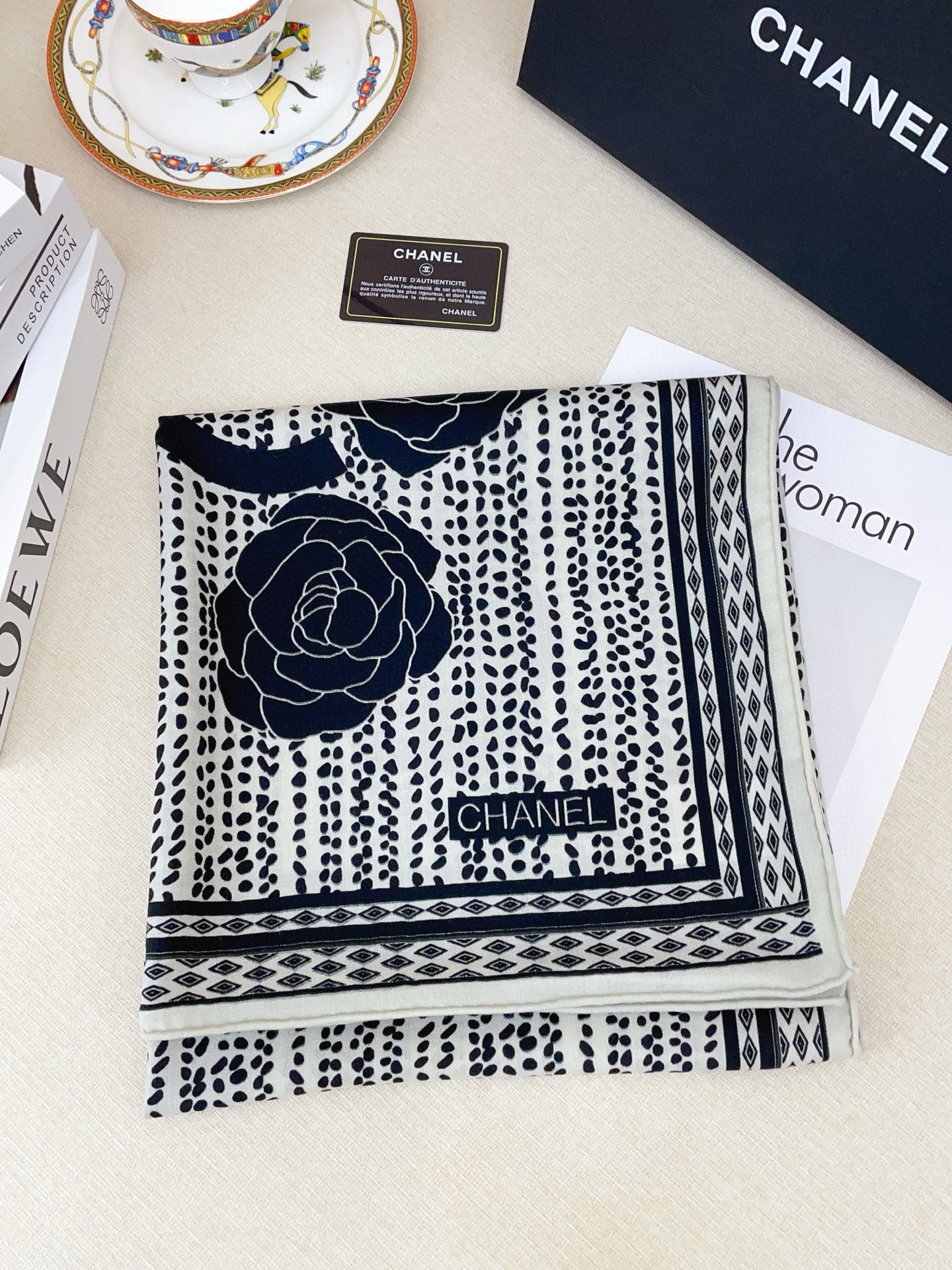 ✨✨✨小香【小香线条花朵 140】羊绒方巾‼️抢‼️VIP推荐 ‼️👍下手一定要快【高端 大爱 ‼️纯羊