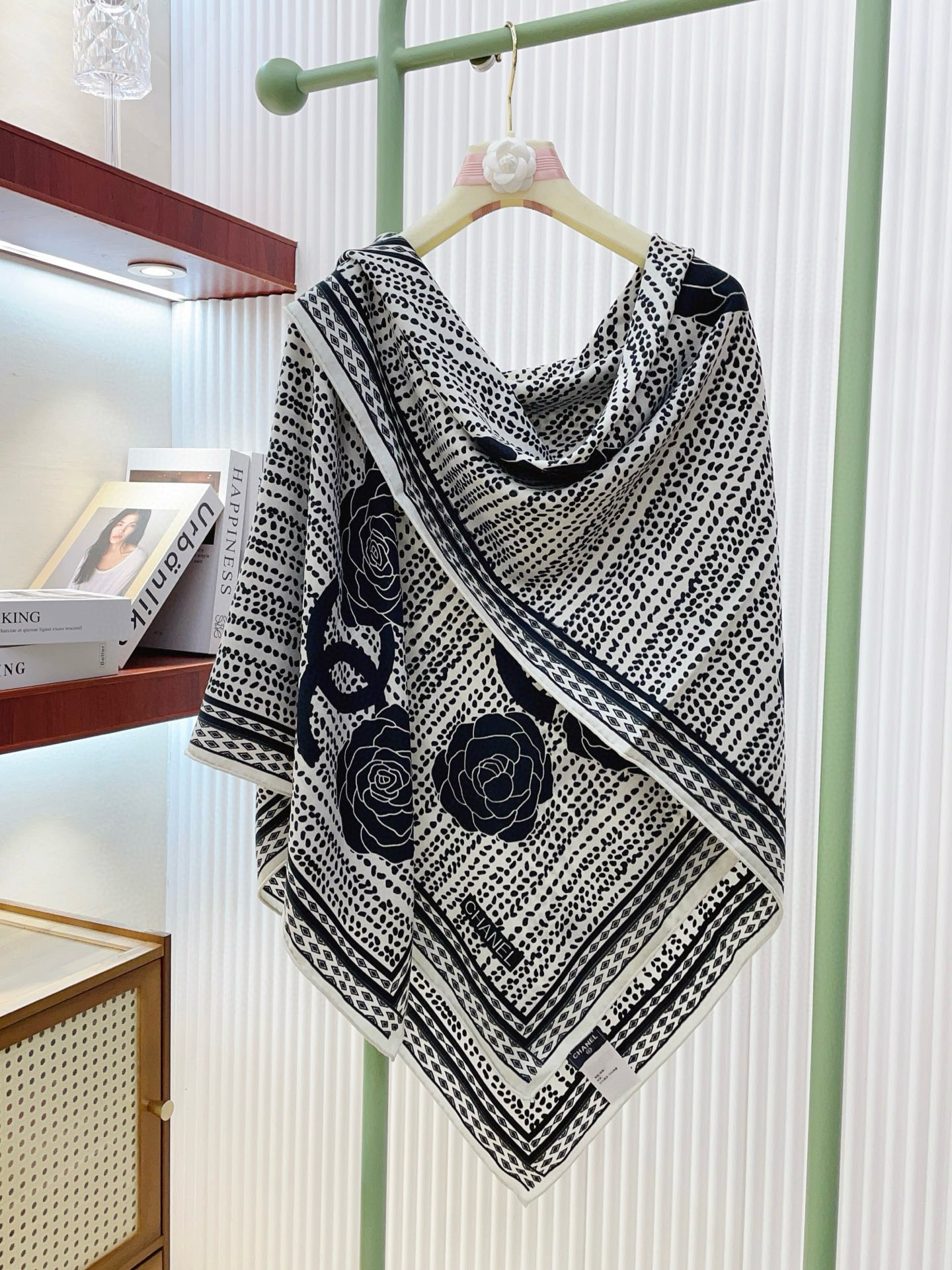 ✨✨✨小香【小香线条花朵 140】羊绒方巾‼️抢‼️VIP推荐 ‼️👍下手一定要快【高端 大爱 ‼️纯羊