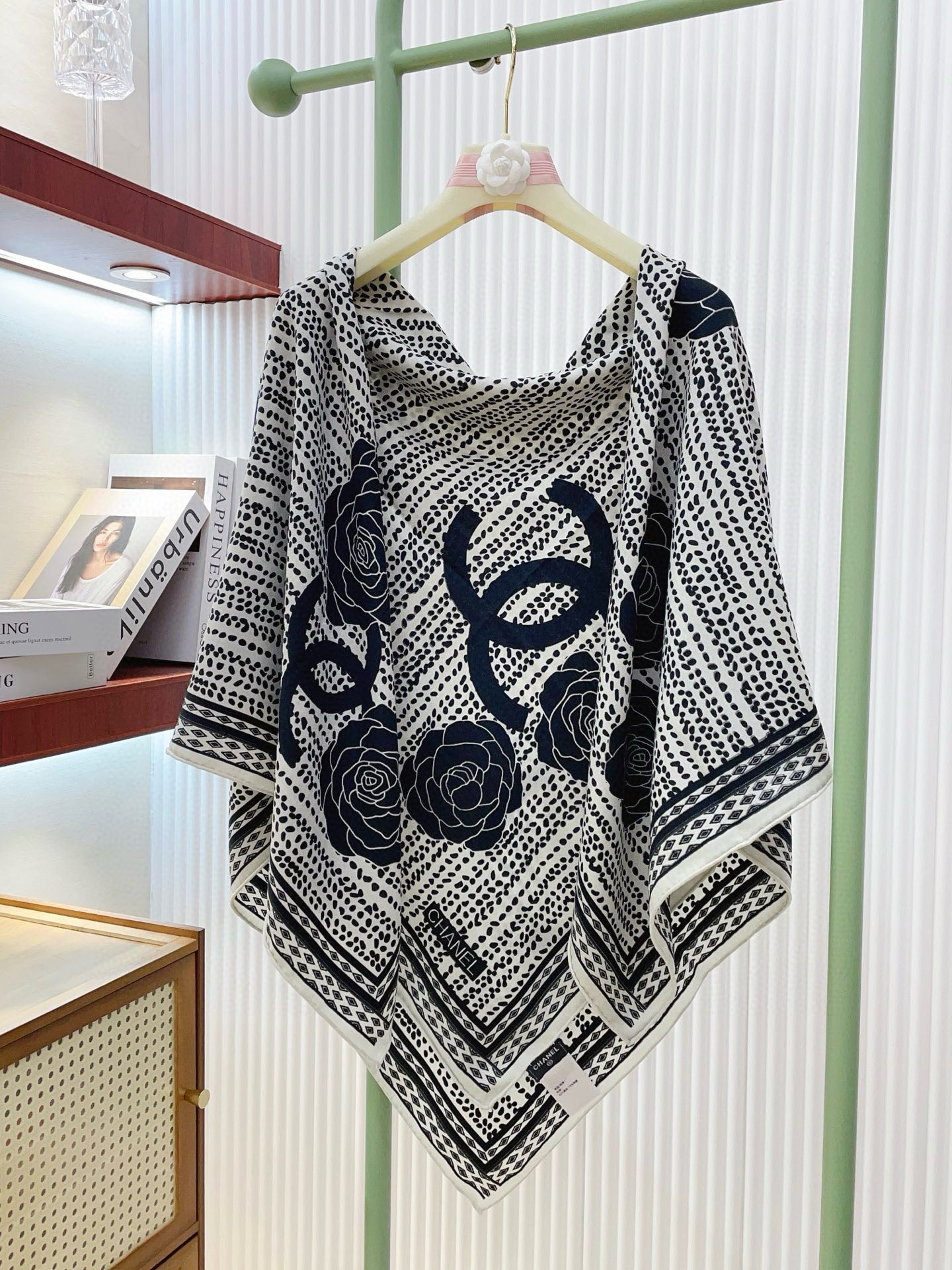 ✨✨✨小香【小香线条花朵 140】羊绒方巾‼️抢‼️VIP推荐 ‼️👍下手一定要快【高端 大爱 ‼️纯羊