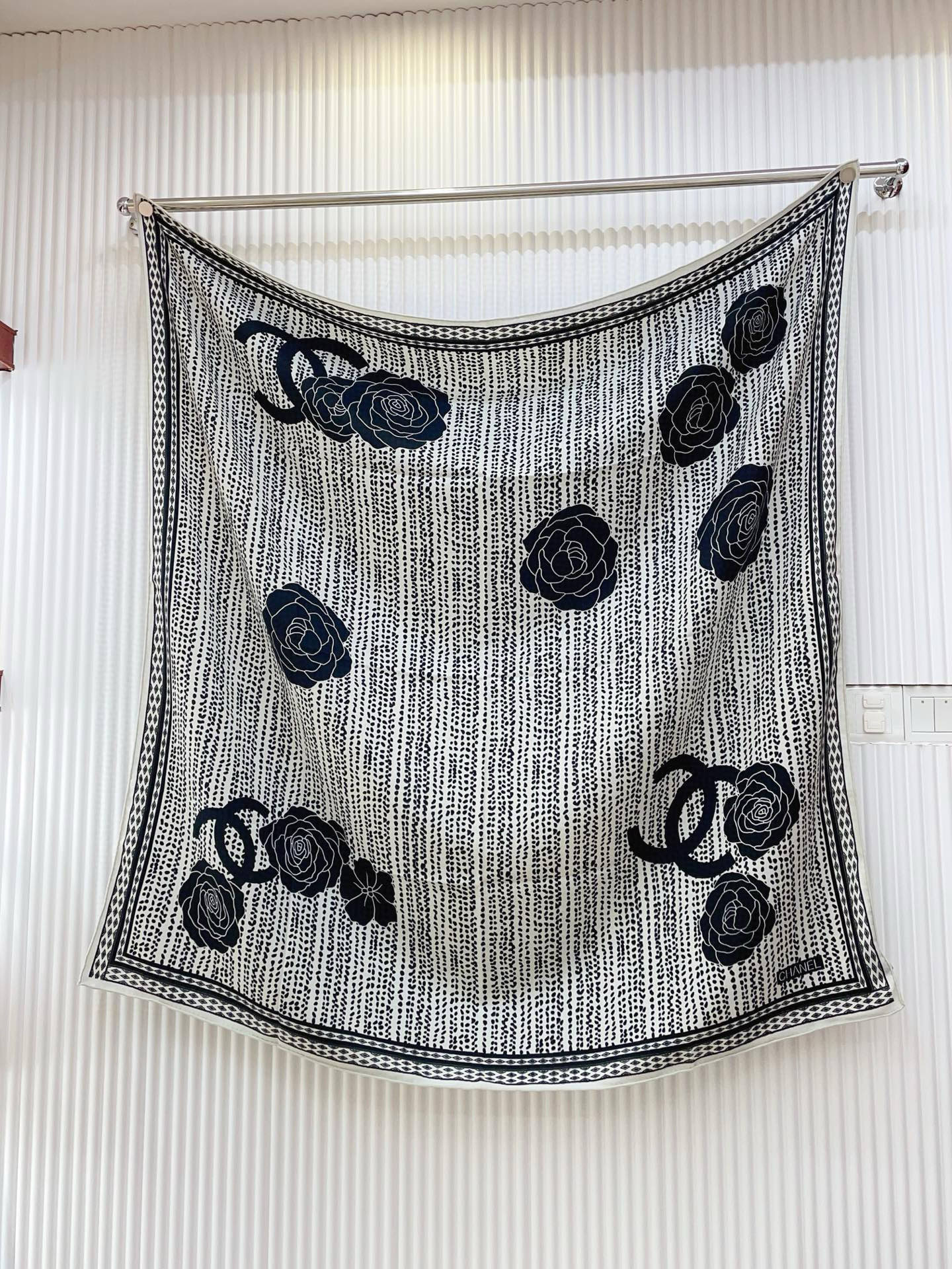 ✨✨✨小香【小香线条花朵 140】羊绒方巾‼️抢‼️VIP推荐 ‼️👍下手一定要快【高端 大爱 ‼️纯羊