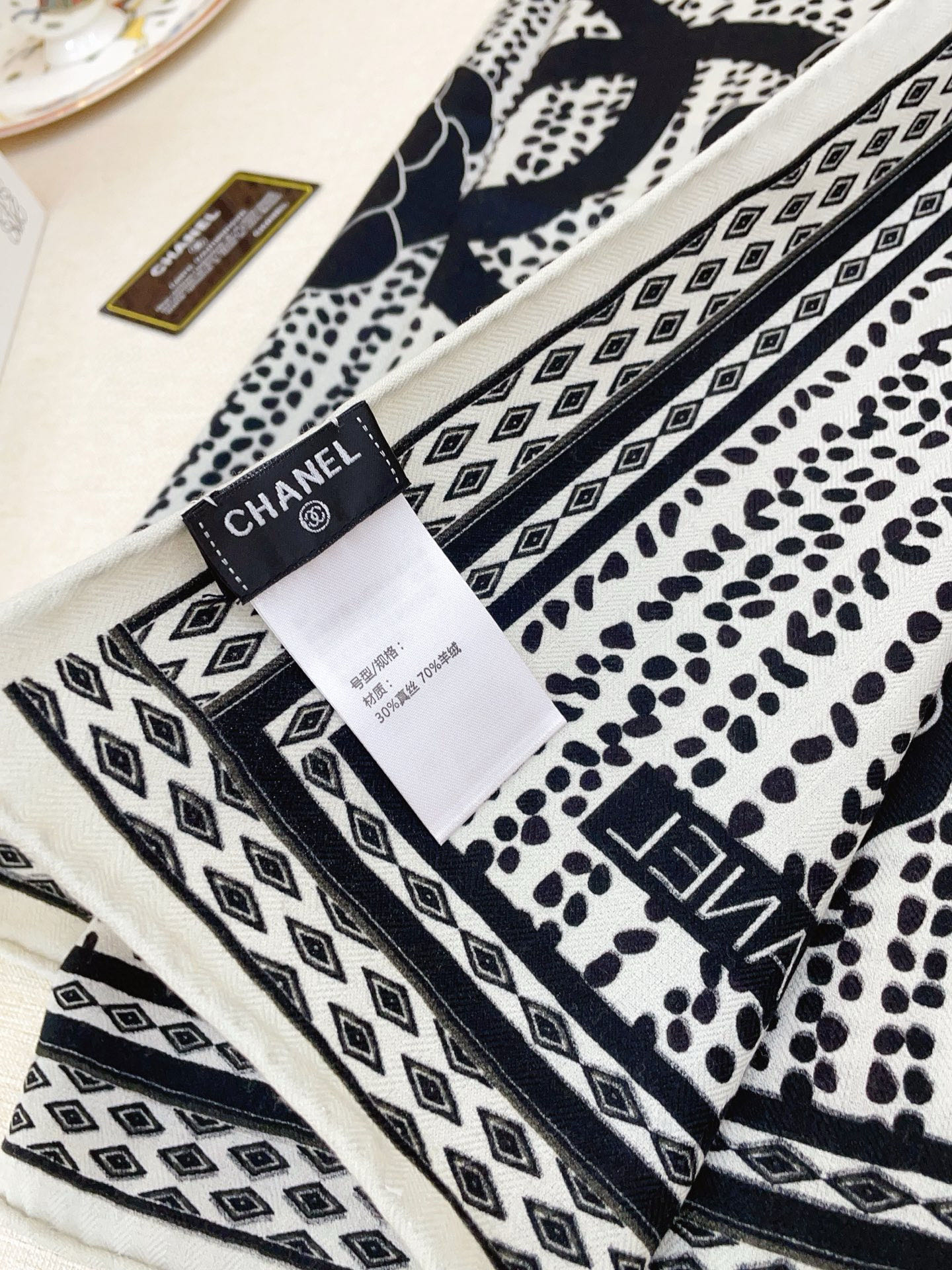 ✨✨✨小香【小香线条花朵 140】羊绒方巾‼️抢‼️VIP推荐 ‼️👍下手一定要快【高端 大爱 ‼️纯羊