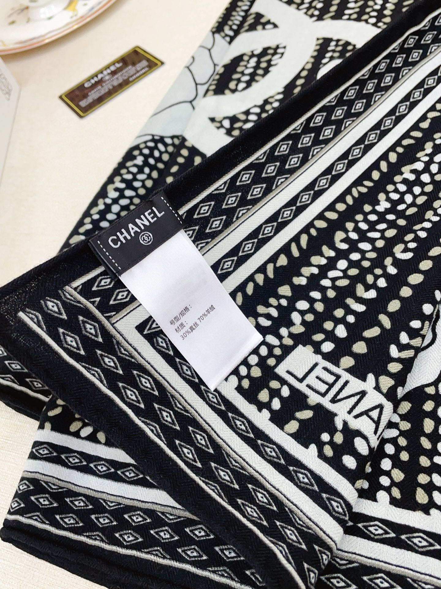 ✨✨✨小香【小香线条花朵 140】羊绒方巾‼️抢‼️VIP推荐 ‼️👍下手一定要快【高端 大爱 ‼️纯羊