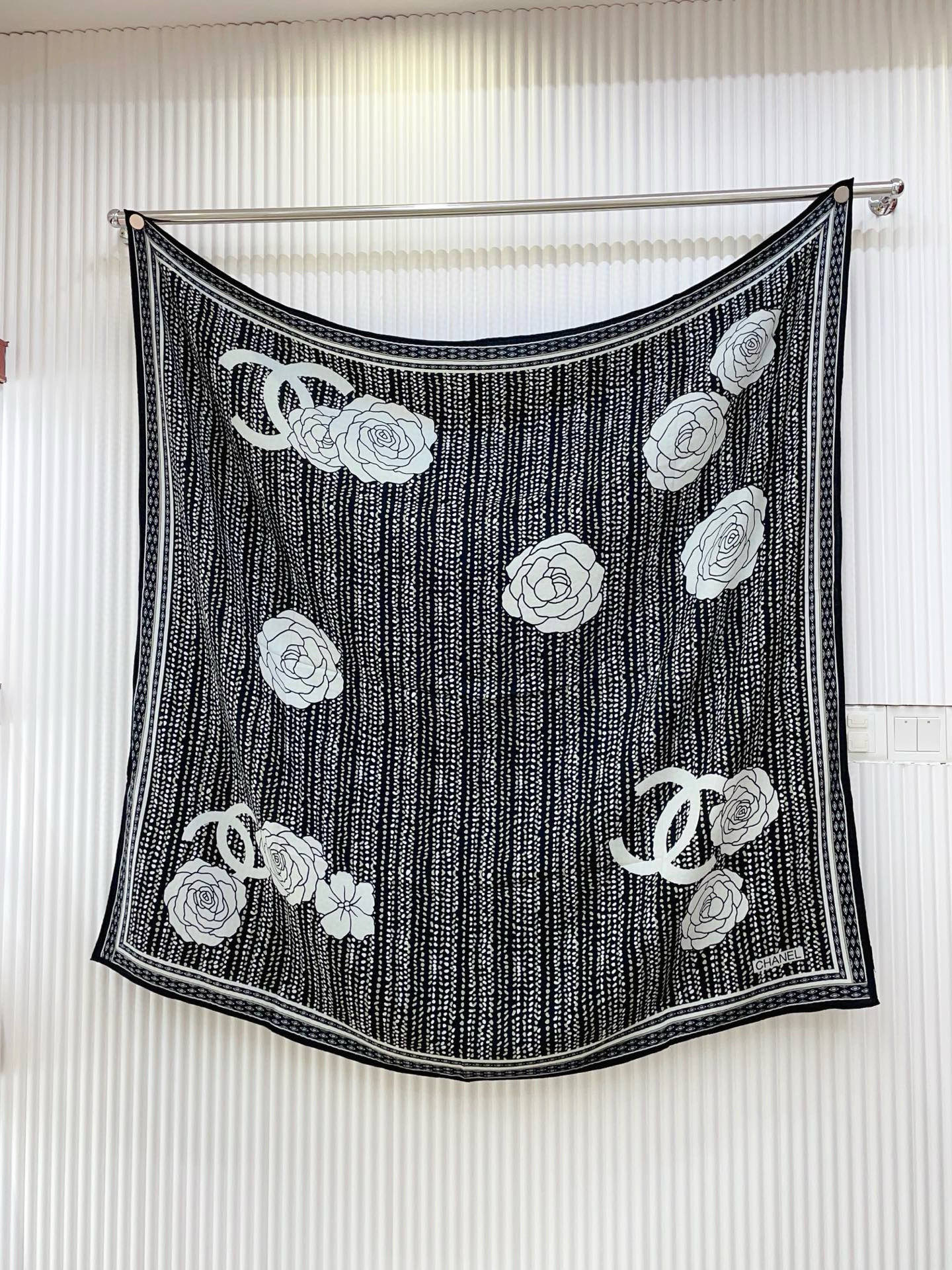 ✨✨✨小香【小香线条花朵 140】羊绒方巾‼️抢‼️VIP推荐 ‼️👍下手一定要快【高端 大爱 ‼️纯羊