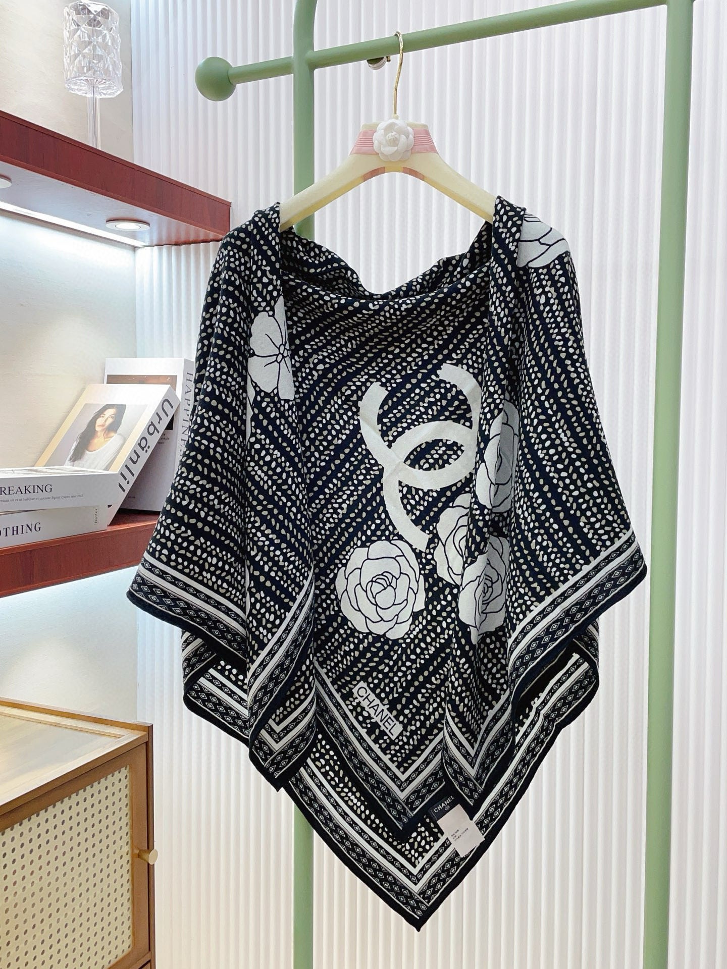 ✨✨✨小香【小香线条花朵 140】羊绒方巾‼️抢‼️VIP推荐 ‼️👍下手一定要快【高端 大爱 ‼️纯羊