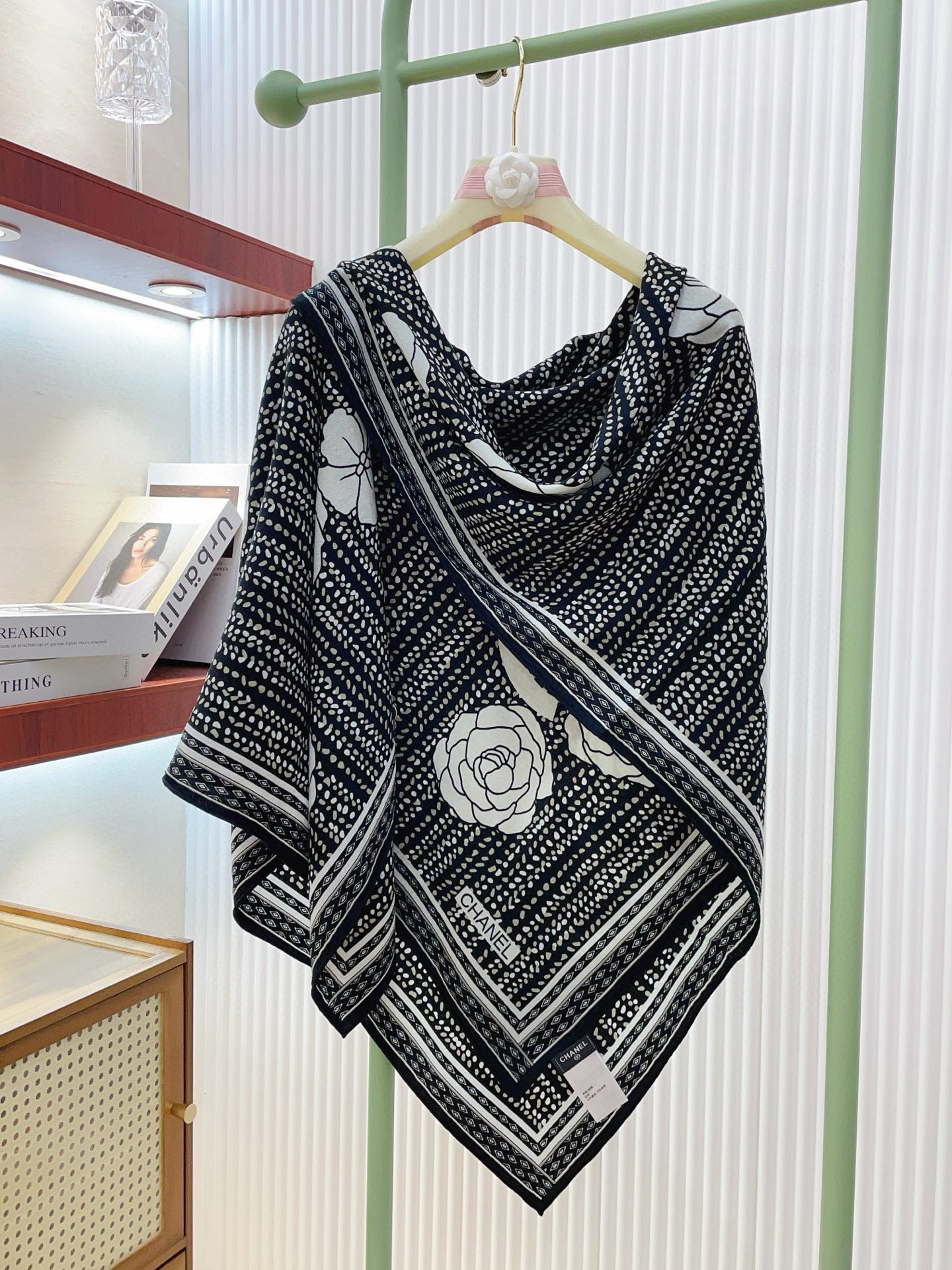 ✨✨✨小香【小香线条花朵 140】羊绒方巾‼️抢‼️VIP推荐 ‼️👍下手一定要快【高端 大爱 ‼️纯羊