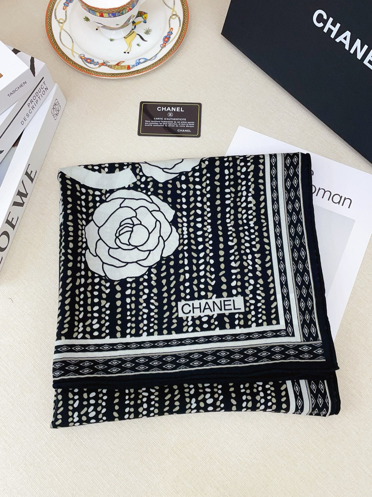 ✨✨✨小香【小香线条花朵 140】羊绒方巾‼️抢‼️VIP推荐 ‼️👍下手一定要快【高端 大爱 ‼️纯羊