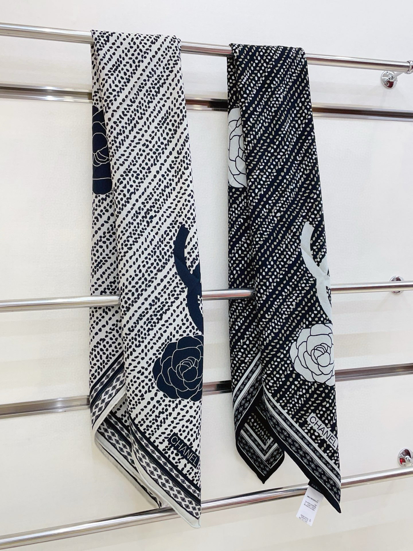 ✨✨✨小香【小香线条花朵 140】羊绒方巾‼️抢‼️VIP推荐 ‼️👍下手一定要快【高端 大爱 ‼️纯羊