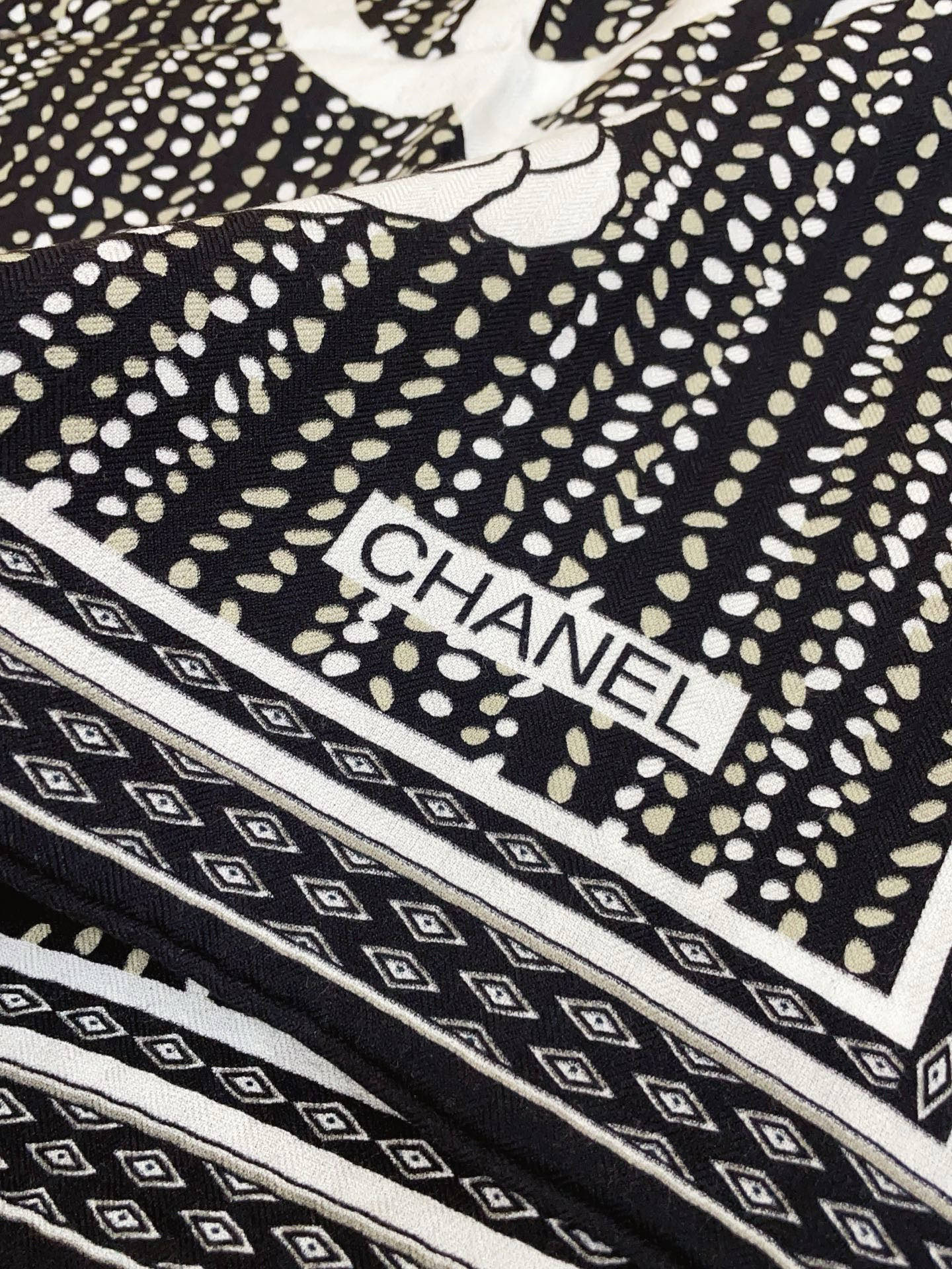 ✨✨✨小香【小香线条花朵 140】羊绒方巾‼️抢‼️VIP推荐 ‼️👍下手一定要快【高端 大爱 ‼️纯羊