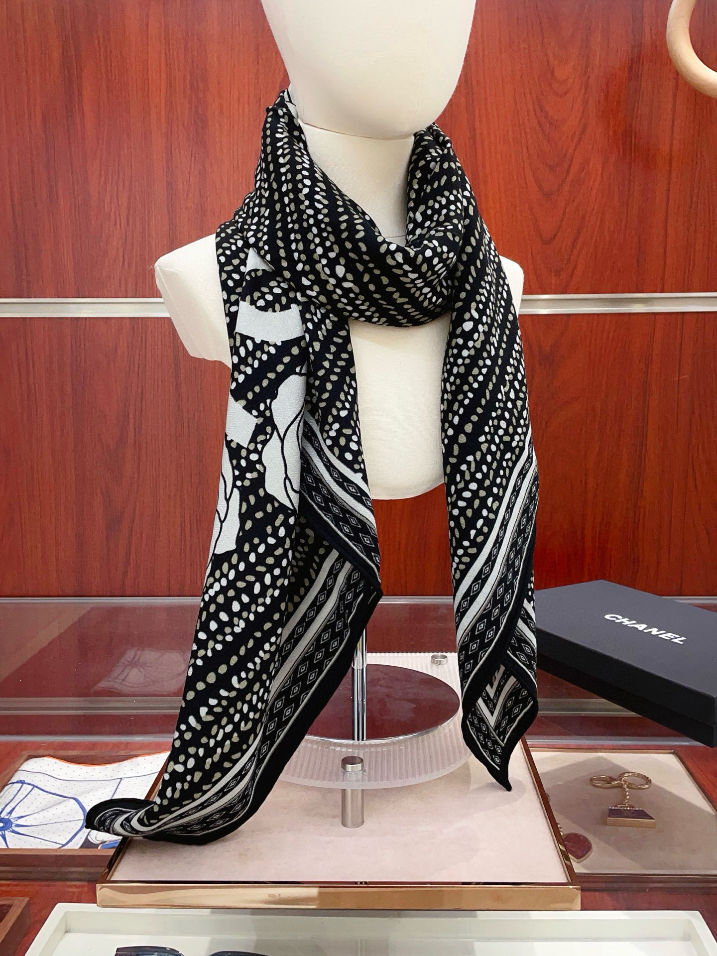 NO:574852,Xiaoxiang [Xiaoxiang Line Flowers 140] Cashmere square scarf grabs VIP recommendation. Be sure to buy it quickly [High-end love pure cashmere. Baby touch is so comfortable that it is a must-have for women. It is very rare. It can be used in all seasons. It is really beautiful and makes people very excited. The upper body effect is simply beautiful. The quality is perfect. The whole scarf gives people the aura of a big name and is very delicate and beautiful at the same time. It is definitely a new style worth buying. Once you get the real thing, you will be glad that you are a perfect product for women.  It is worth appreciating the perfect temperament and taste. Ditails are preferred by VIPs. Upper size 140*140cm.70 cashmere silk high version scarf, high version scarf, real silk19860909小香【小香线条花朵 140】羊绒方巾抢VIP推荐 下手一定要快【高端 大爱 纯羊绒 婴儿触感舒服到飞女人尤物 货极少 四季都可以用真心美的让人非常非常心动 上身效果简直美翻了 品质非常完美 整个围巾给人大牌气场的同时又非常精致秀丽绝对值得入手的新款 实物一拿到就会庆幸自己是女人的绝美好货 值得品鉴完美气质品味Ditails首选VIP们 上尺寸140*140cm.70羊绒真丝高版本围巾,高版本围巾,real silk,scarf