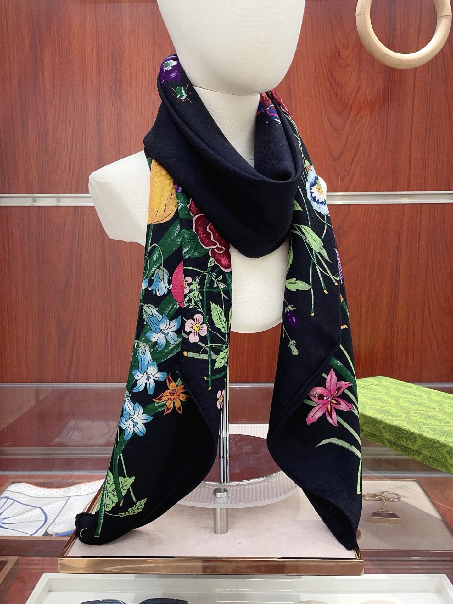 NO:581437,[Double-sided same color silk wool style] Big G [Flower 140] Cashmere square scarf grab VIP recommendation Be sure to buy it quickly [High-end love pure cashmere Baby touch is so comfortable that it is a woman's stunner Very few goods can be used in all seasons It's really beautiful and makes people very, very excited. The effect on the body is simply beautiful. The quality is perfect. The whole scarf gives a big-name aura and is very delicate and beautiful at the same time. It is definitely a new style worth buying. Once you get the real thing, you will be glad that you are a woman's perfect product.  It is worth appreciating the perfect temperament and taste. Ditails are preferred by VIPs. Upper size is 140*140cm. Velvet high version scarf, high version scarf.19860909【双面同色 丝毛款】大G【花卉140】羊绒方巾抢VIP推荐 下手一定要快【高端 大爱 纯羊绒 婴儿触感舒服到飞女人尤物 货极少 四季都可以用真心美的让人非常非常心动 上身效果简直美翻了 品质非常完美 整个围巾给人大牌气场的同时又非常精致秀丽绝对值得入手的新款 实物一拿到就会庆幸自己是女人的绝美好货 值得品鉴完美气质品味Ditails首选VIP们 上尺寸140*140cm.丝绒款高版本围巾,高版本围巾,scarf