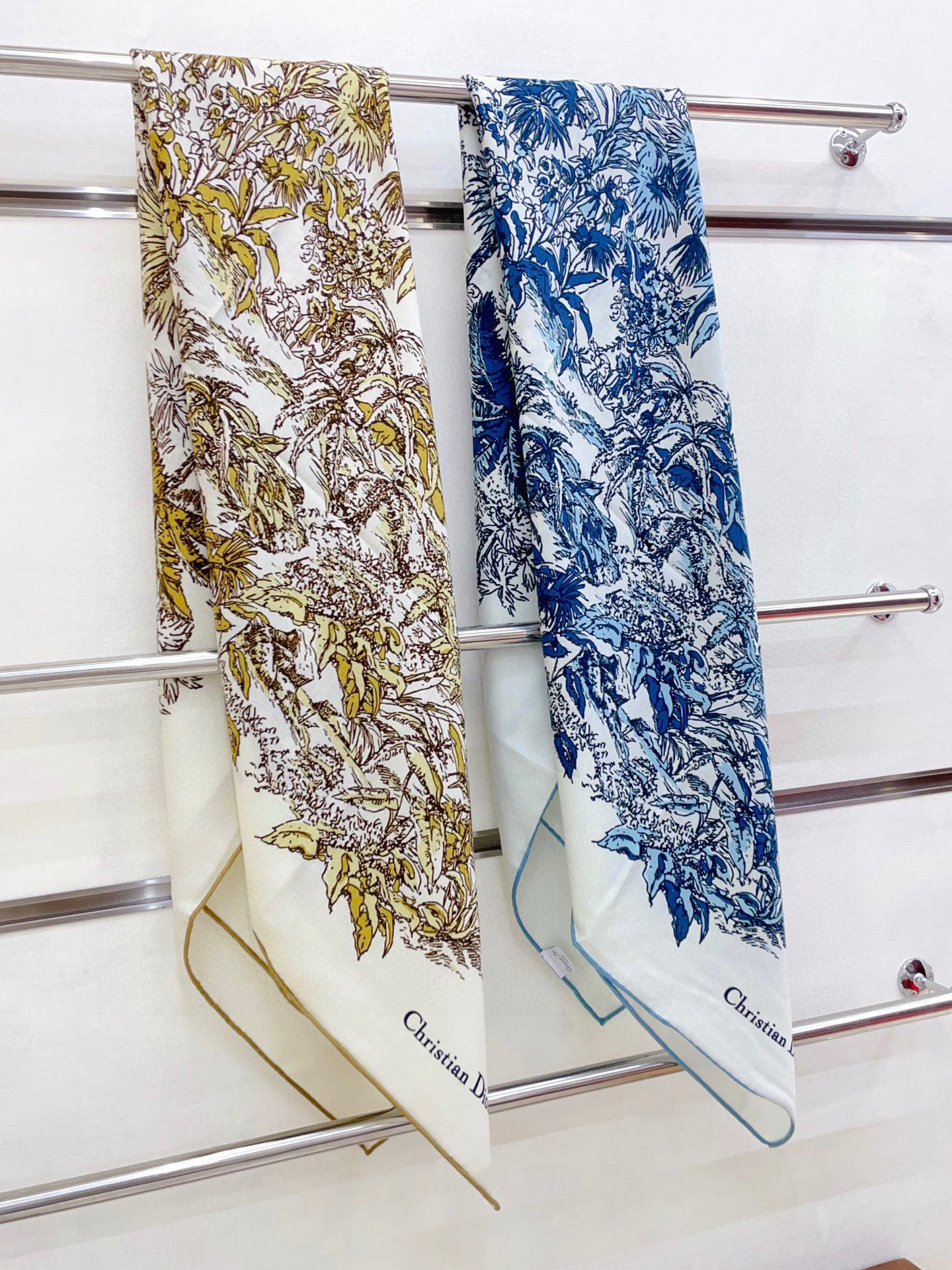 ✨✨【双面同色 丝毛款】CD家羊绒新款 买了都说好看‼️推荐💕双面同色羊绒方巾‼️D家ZG爆款🎁💟立体呈