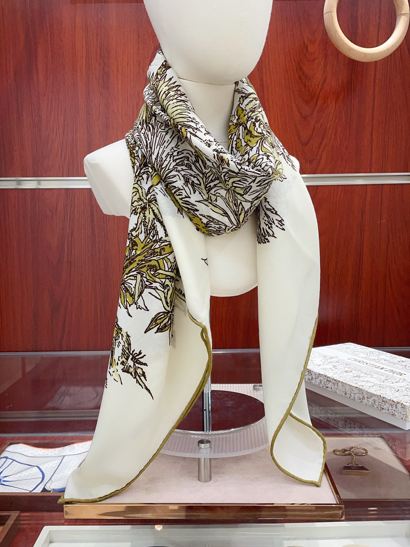 NO:603035,[Double-sided same color silk wool style] CD family cashmere new style. Everyone who bought it said it looks good. Recommend the double-sided cashmere square scarf of the same color. D family ZG hot style three-dimensional presentation of pattern texture, very high quality, special technology, high-end research and development, stunning appearance, special cutting-edge technology treatment, loved by Bai Fumei. Whether it is quality, style or price, they will scream for big brand control. Super high cost performance  Definitely worth buying, size 140cm*140cm, 70 cashmere silk high version scarf, high version scarf, dior, real silk19860909【双面同色 丝毛款】CD家羊绒新款 买了都说好看推荐双面同色羊绒方巾D家ZG爆款立体呈现图案纹路实物档次极高特殊工艺高端研发惊艳问世特殊尖端工艺处理受到白富美的喜欢 无论是品质 款式 价格都令大牌控的她们尖叫 超高性价比 绝对值得入手尺寸140cm*140cm,70羊绒真丝高版本围巾,高版本围巾,dior,real silk,scarf