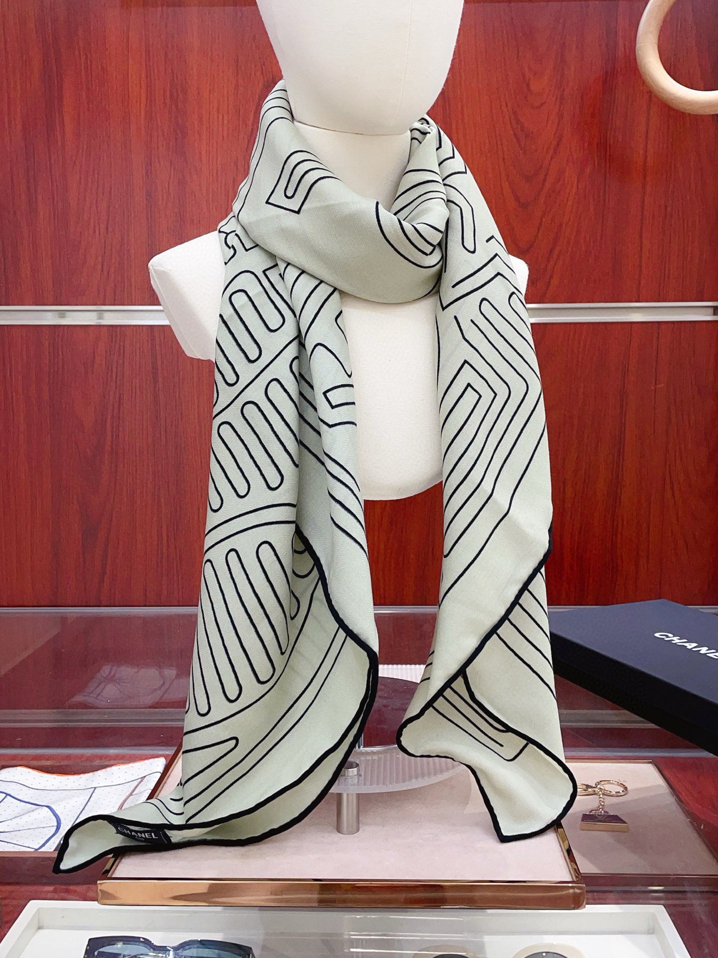 NO:678343,Xiaoxiang [Xiaoxiang Line Stripe 140] Cashmere Square Scarf grabs VIP recommendation. Be sure to buy it quickly [High-end, loved, pure cashmere. Baby touch is so comfortable that it is a must-have for women. It is very rare. It can be used in all seasons. It is really beautiful and makes people very, very excited. The upper body effect is simply beautiful. The quality is perfect. The whole scarf gives people the aura of a big name and is very delicate and beautiful at the same time. It is definitely a new style worth buying. Once you get the real thing, you will be glad that you are a beautiful product for women.  It is worth appreciating the perfect temperament and taste. Ditails are preferred by VIPs. Upper size 140*140cm.70 cashmere silk high version scarf, high version scarf, real silk19860909小香【小香线条条纹140】羊绒方巾抢VIP推荐 下手一定要快【高端 大爱 纯羊绒 婴儿触感舒服到飞女人尤物 货极少 四季都可以用真心美的让人非常非常心动 上身效果简直美翻了 品质非常完美 整个围巾给人大牌气场的同时又非常精致秀丽绝对值得入手的新款 实物一拿到就会庆幸自己是女人的绝美好货 值得品鉴完美气质品味Ditails首选VIP们 上尺寸140*140cm.70羊绒真丝高版本围巾,高版本围巾,real silk,scarf