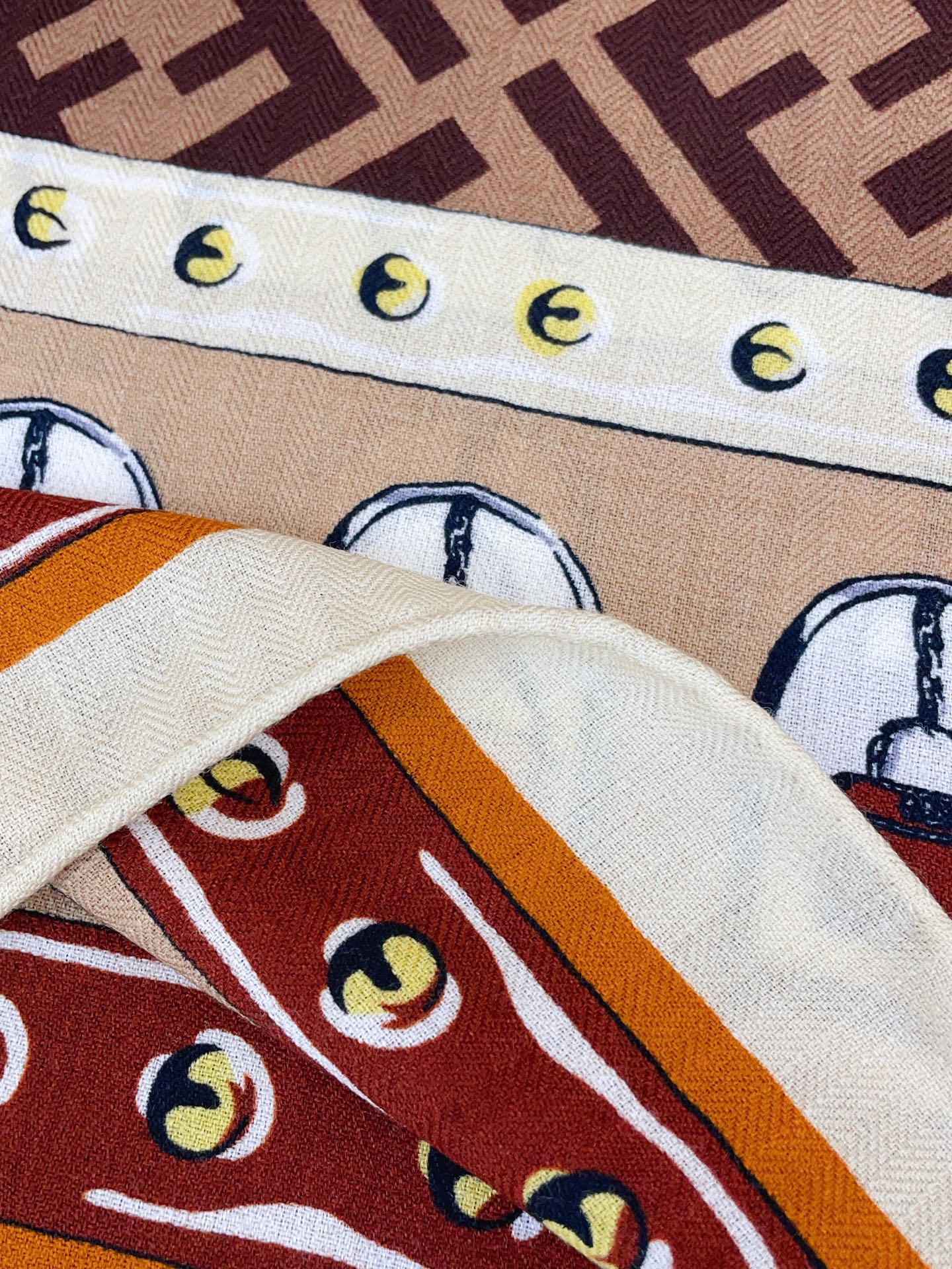 ✨✨【双面同色 丝毛款】FENDI 羊绒方巾‼️抢‼️VIP推荐 ‼️👍下手一定要快【高端 大爱 ‼️纯