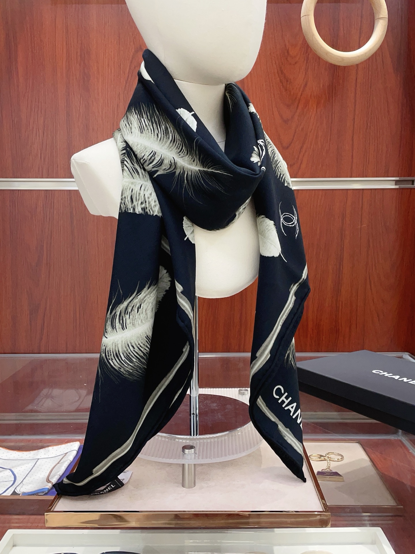NO:714816,[Double-sided same color, silk wool style] Xiaoxiang cashmere square scarf grab VIP recommendation, be sure to buy it quickly [high-end love pure cashmere, baby touch is comfortable, it is a woman's stunner, very few goods can be used in all seasons, it is really beautiful and makes people very, very excited. The upper body effect is simply beautiful. The quality is perfect. The whole scarf gives a big-name aura and is very delicate and beautiful at the same time. It is definitely a new style worth buying. Once you get the real thing, you will be glad that you are a woman's perfect product.  It is worth appreciating the perfect temperament and taste. Ditails are preferred by VIPs. Upper size 140*140cm.70 cashmere silk high version scarf, high version scarf, real silk19860909【双面同色 丝毛款】小香 羊绒方巾抢VIP推荐 下手一定要快【高端 大爱 纯羊绒 婴儿触感舒服到飞女人尤物 货极少 四季都可以用真心美的让人非常非常心动 上身效果简直美翻了 品质非常完美 整个围巾给人大牌气场的同时又非常精致秀丽绝对值得入手的新款 实物一拿到就会庆幸自己是女人的绝美好货 值得品鉴完美气质品味Ditails首选VIP们 上尺寸140*140cm.70羊绒真丝高版本围巾,高版本围巾,real silk,scarf