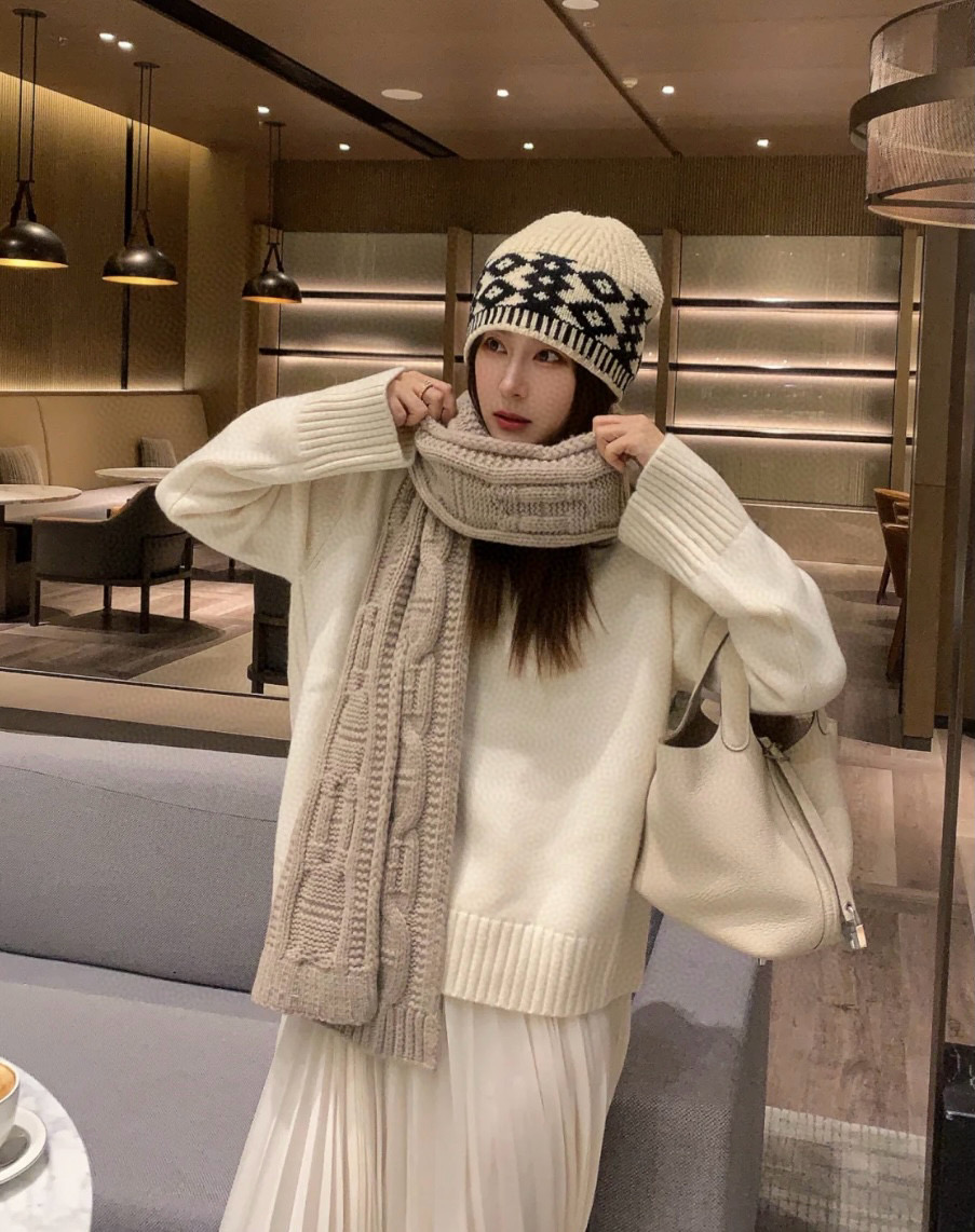 ✨✨H家手工编织情侣💑围巾！低调高级秋冬品味！！】H新款特殊肌理手工编织纹羊绒围巾！！年轻，时髦，自信，