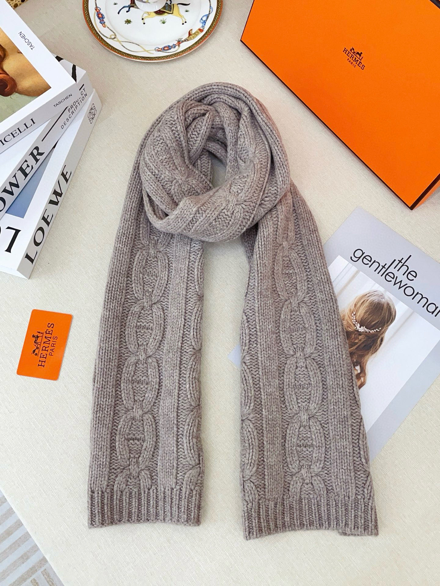 ✨✨H家手工编织情侣💑围巾！低调高级秋冬品味！！】H新款特殊肌理手工编织纹羊绒围巾！！年轻，时髦，自信，