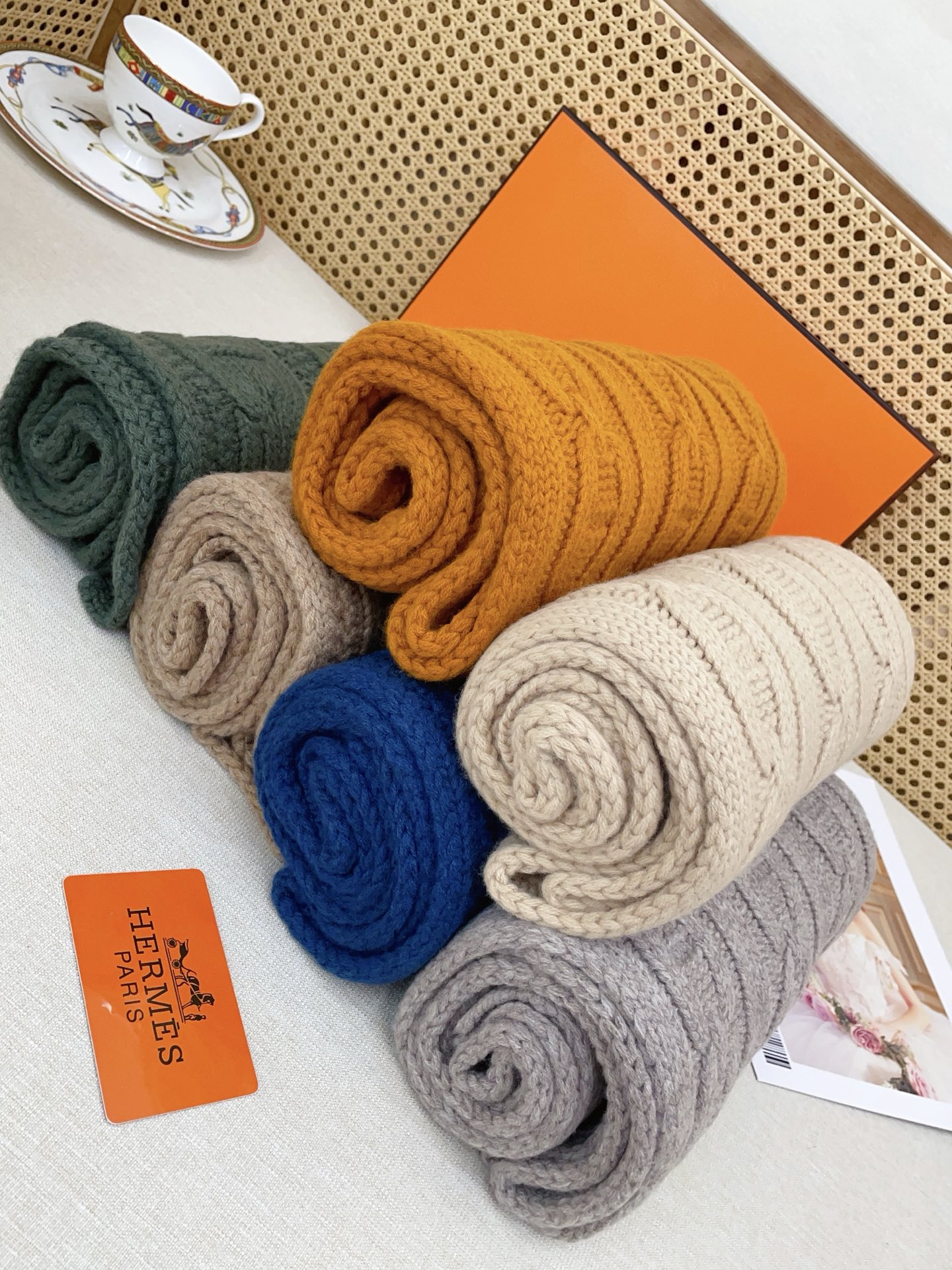 ✨✨H家手工编织情侣💑围巾！低调高级秋冬品味！！】H新款特殊肌理手工编织纹羊绒围巾！！年轻，时髦，自信，