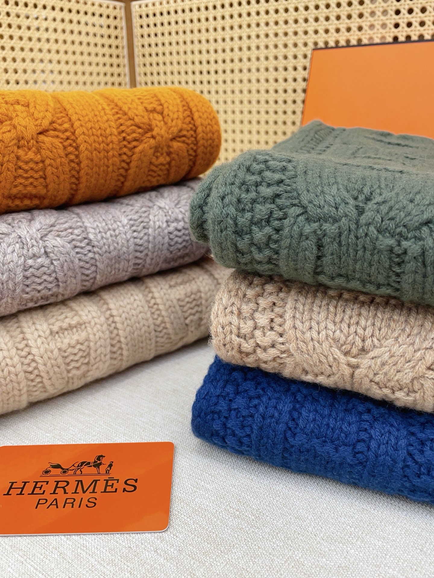 ✨✨H家手工编织情侣💑围巾！低调高级秋冬品味！！】H新款特殊肌理手工编织纹羊绒围巾！！年轻，时髦，自信，