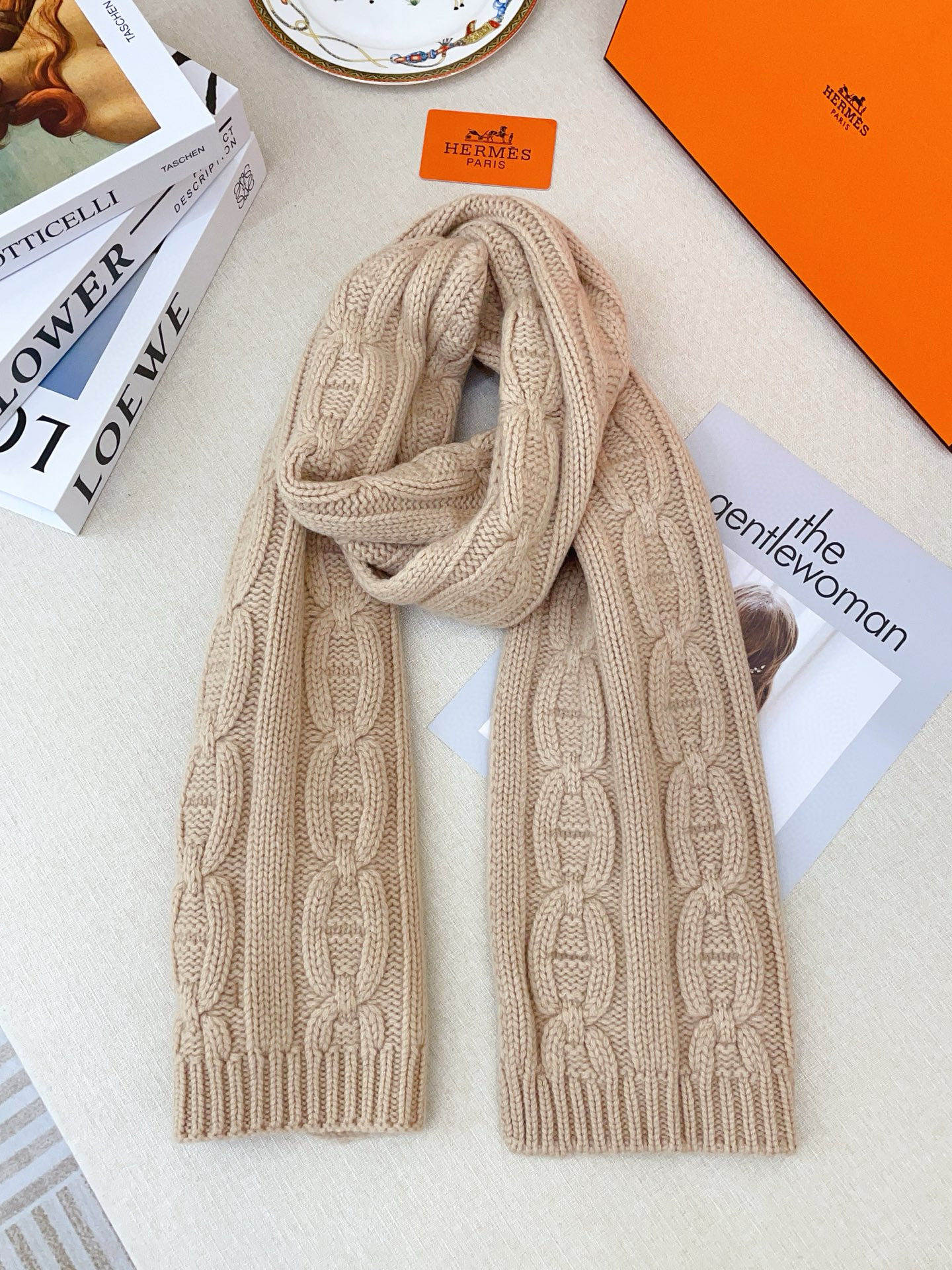 ✨✨H家手工编织情侣💑围巾！低调高级秋冬品味！！】H新款特殊肌理手工编织纹羊绒围巾！！年轻，时髦，自信，