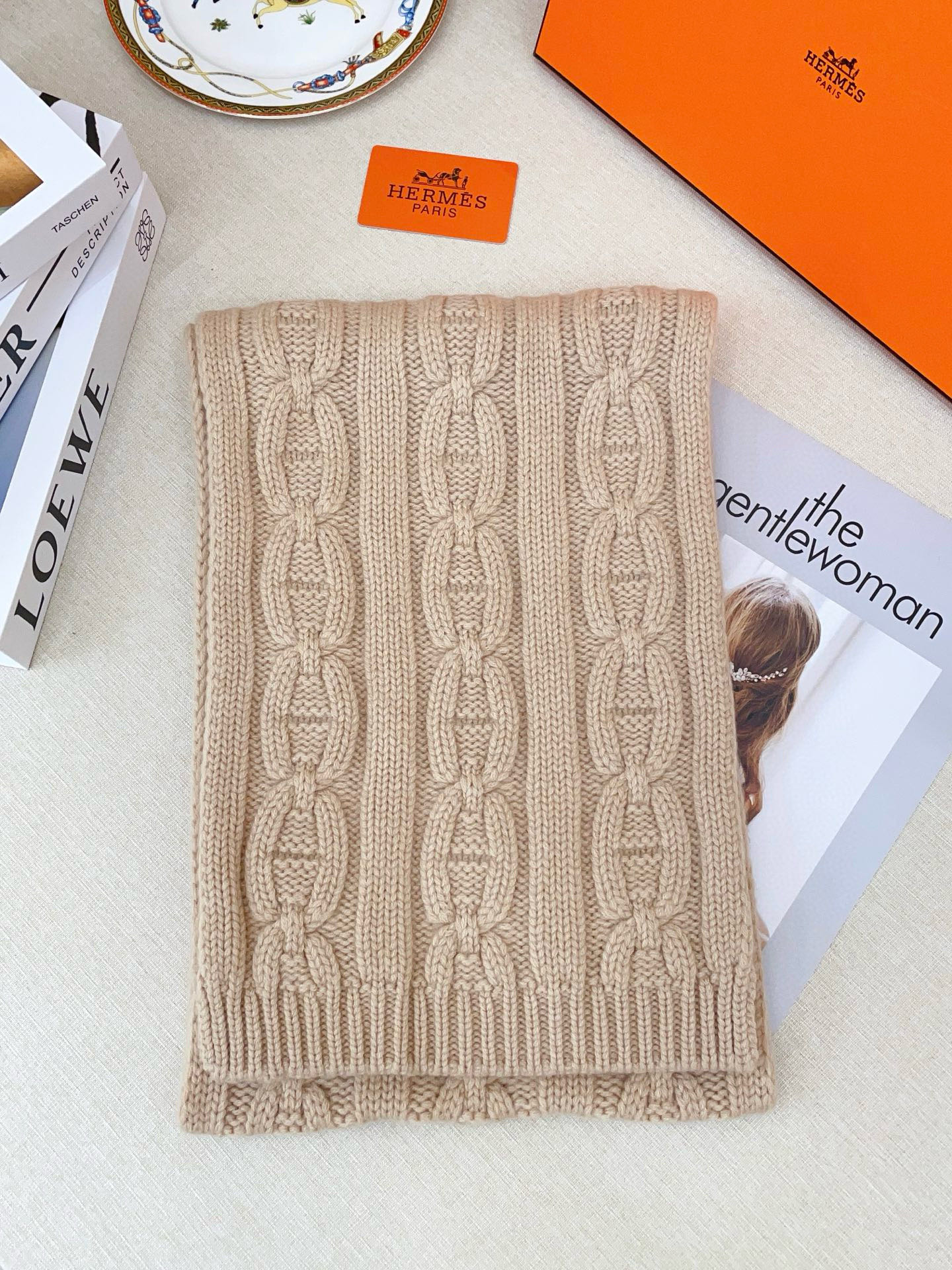 ✨✨H家手工编织情侣💑围巾！低调高级秋冬品味！！】H新款特殊肌理手工编织纹羊绒围巾！！年轻，时髦，自信，