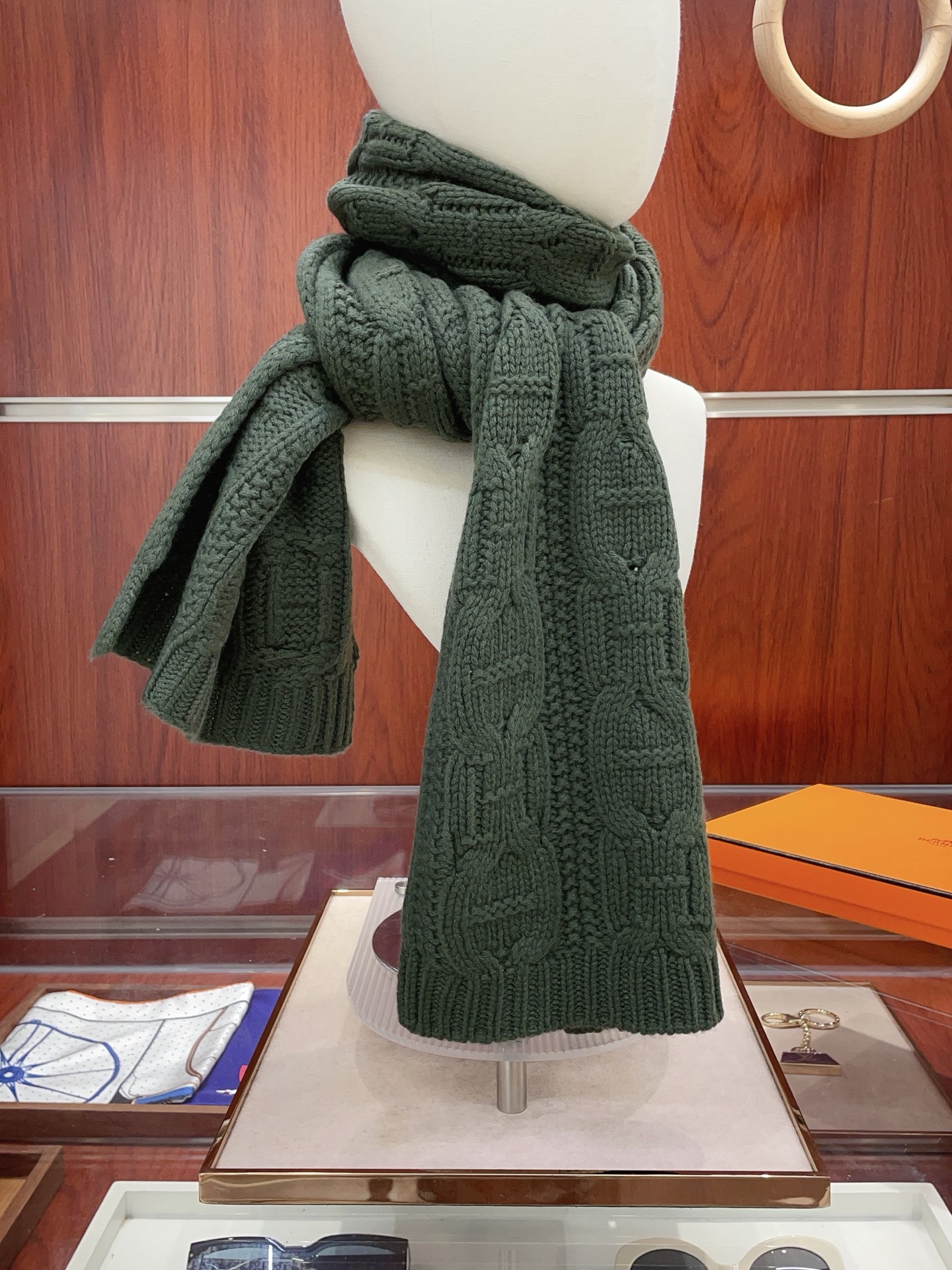 ✨✨H家手工编织情侣💑围巾！低调高级秋冬品味！！】H新款特殊肌理手工编织纹羊绒围巾！！年轻，时髦，自信，