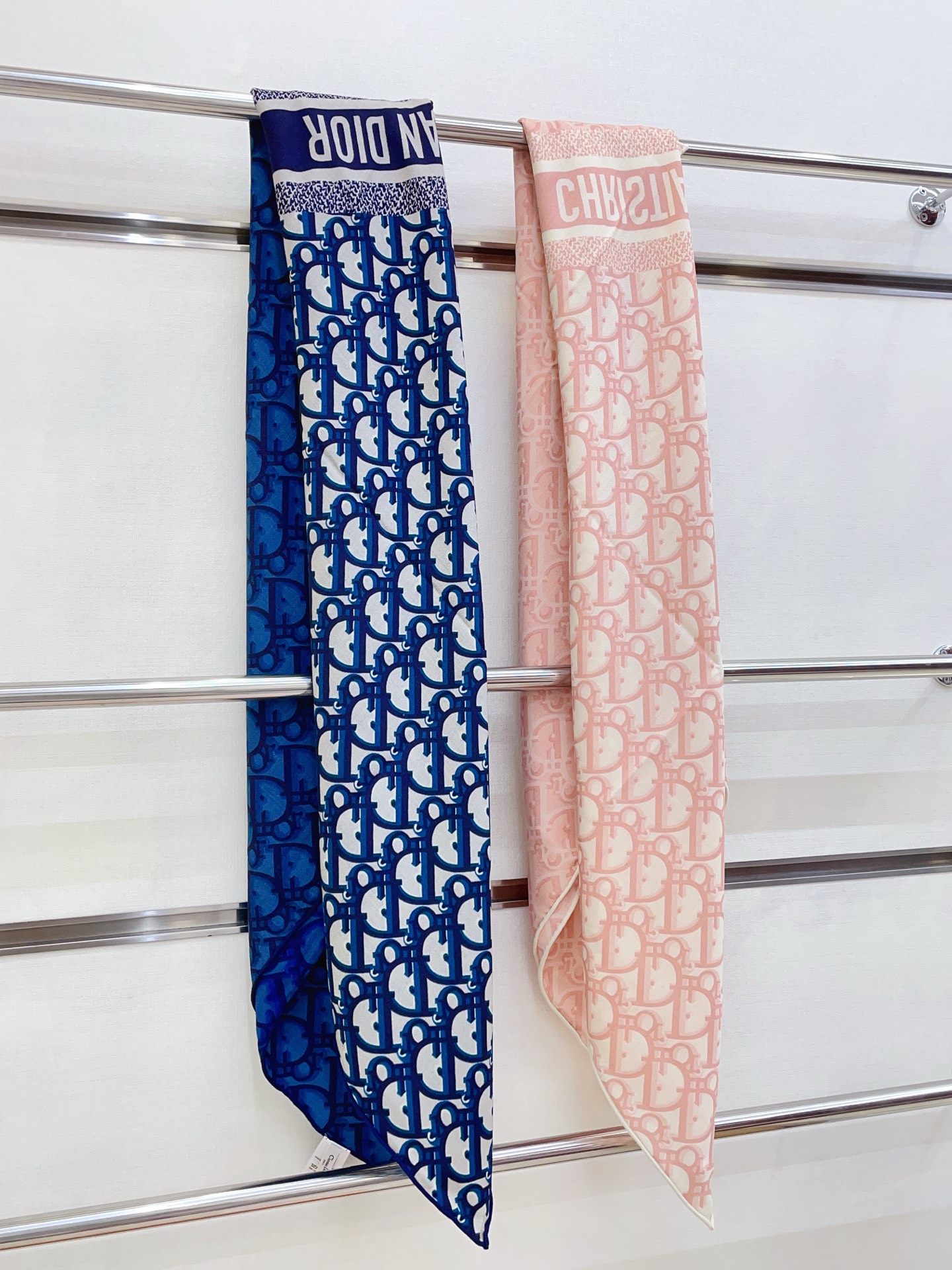 ✨✨【双面同色 丝毛款】CD家羊绒新款 买了都说好看‼️推荐💕双面同色羊绒方巾‼️D家ZG爆款🎁💟立体呈