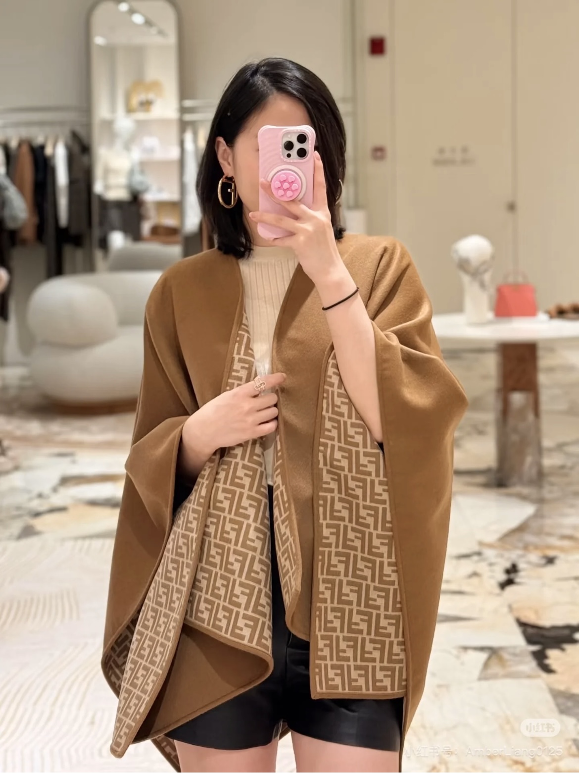 NO:663541,[Belt Model] Synchronous Counter [Fendi Limited Edition Cape and Shawl] is a big deal!  !  Made of pure cashmere!  !  This FF cape is Fendi’s new autumn and winter limited edition!  The counter also has new products that have just been put on the shelves!  Fendi’s cape design makes your legs look longer!  !  Can be used as a cloak, cloak, or top!  The styling function is very powerful!  The real thing is really great!  !  !  The process is very difficult!  !  !  The whole thing is also very thick, and the requirements for raw materials are very high!  Hot style one size high version scarf, high version scarf, fendi, fendi, shawls19860909【腰带款】同步专柜【Fendi限量款斗篷披肩】重磅！！纯羊绒打造！！此款FF披风是Fendi芬迪秋冬限量新款！专柜也是刚上架的新品！芬迪的斗篷设计非常显腿长！！可以用为披风,斗篷,上衣！造型功能很强大！实物真的很赞！！！工艺难度非常大！！！整体也很厚实,对原材料要求很高！爆款 均码高版本围巾,高版本围巾,fendi,fendi,shawls,scarf