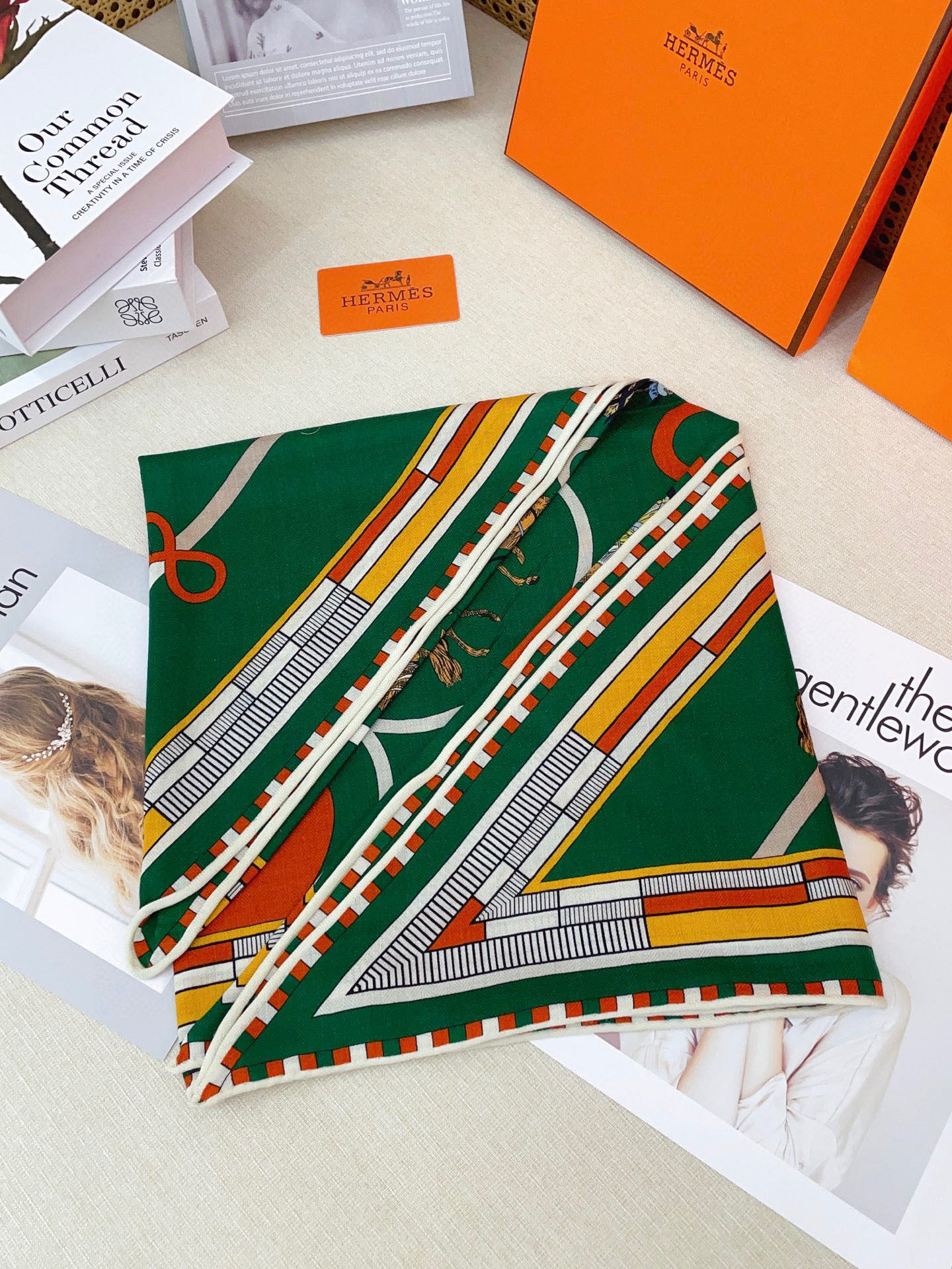 ✨✨【加厚丝毛款 双面同色】上新💏顶级H家专柜最新款【回转布与蛇型前进 大三角巾】多功能三角巾 🎀🎀，色