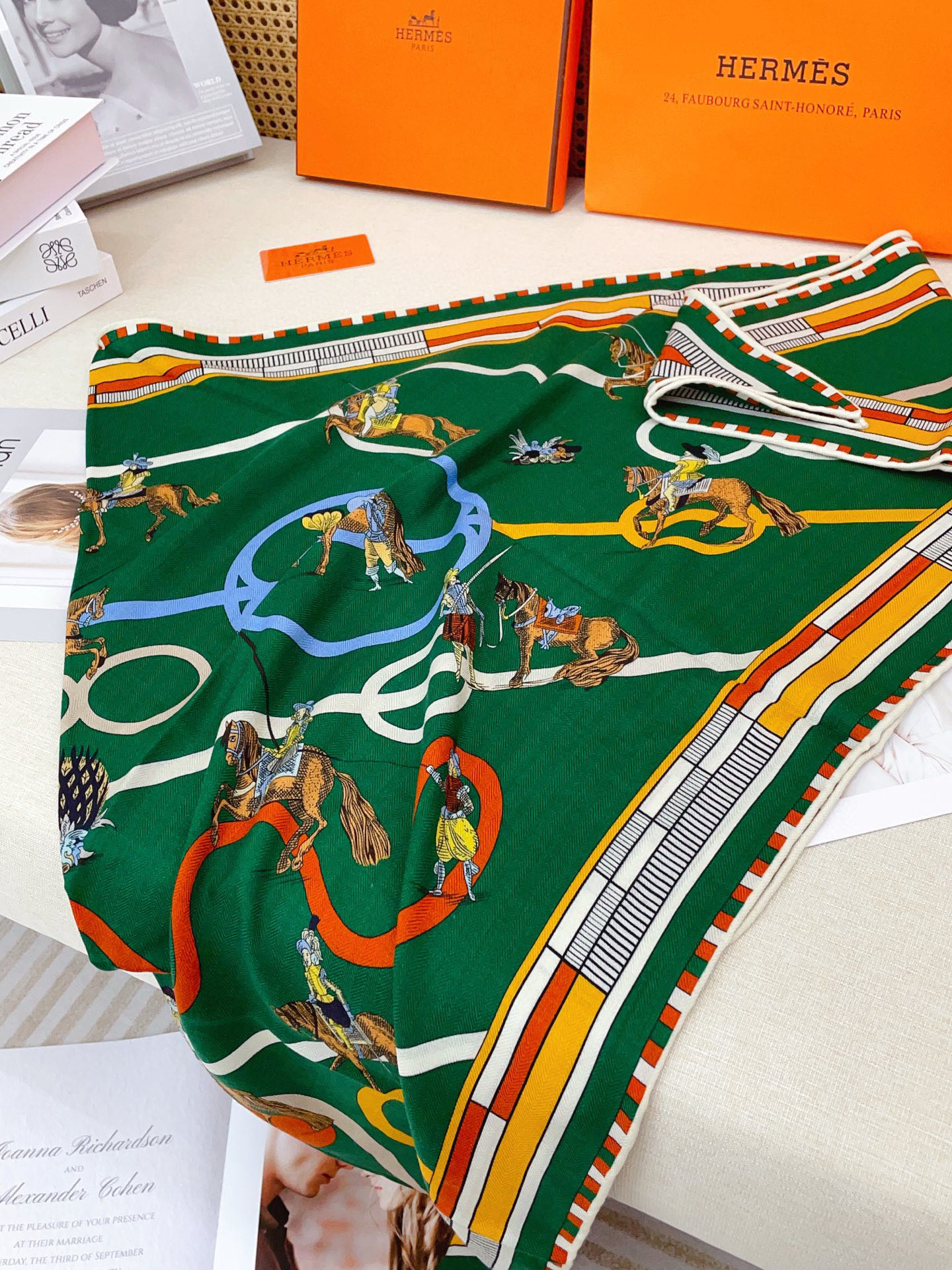 ✨✨【加厚丝毛款 双面同色】上新💏顶级H家专柜最新款【回转布与蛇型前进 大三角巾】多功能三角巾 🎀🎀，色