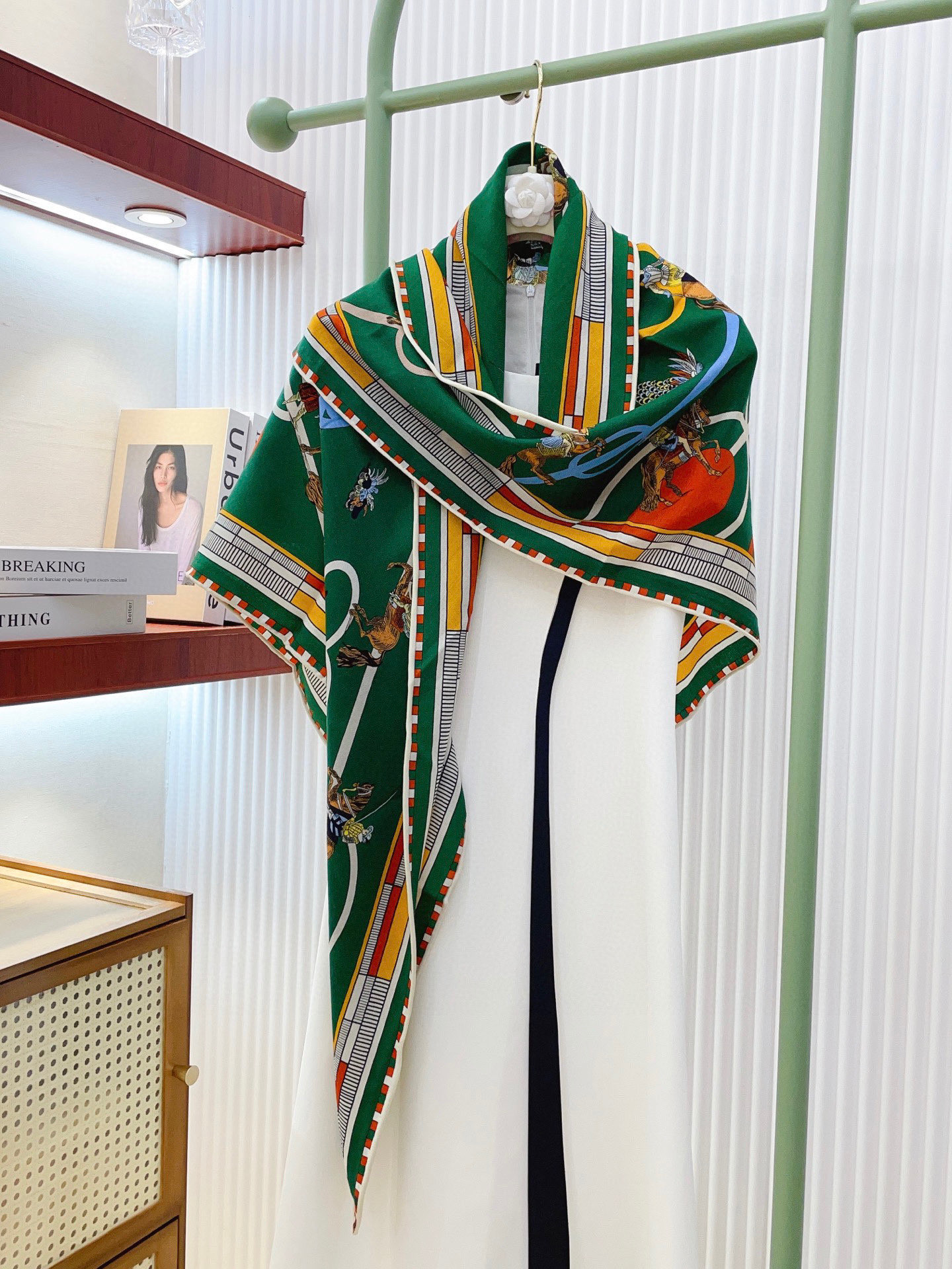 ✨✨【加厚丝毛款 双面同色】上新💏顶级H家专柜最新款【回转布与蛇型前进 大三角巾】多功能三角巾 🎀🎀，色