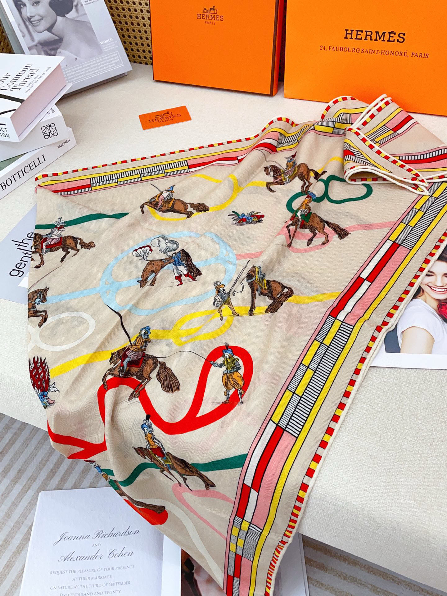 ✨✨【加厚丝毛款 双面同色】上新💏顶级H家专柜最新款【回转布与蛇型前进 大三角巾】多功能三角巾 🎀🎀，色