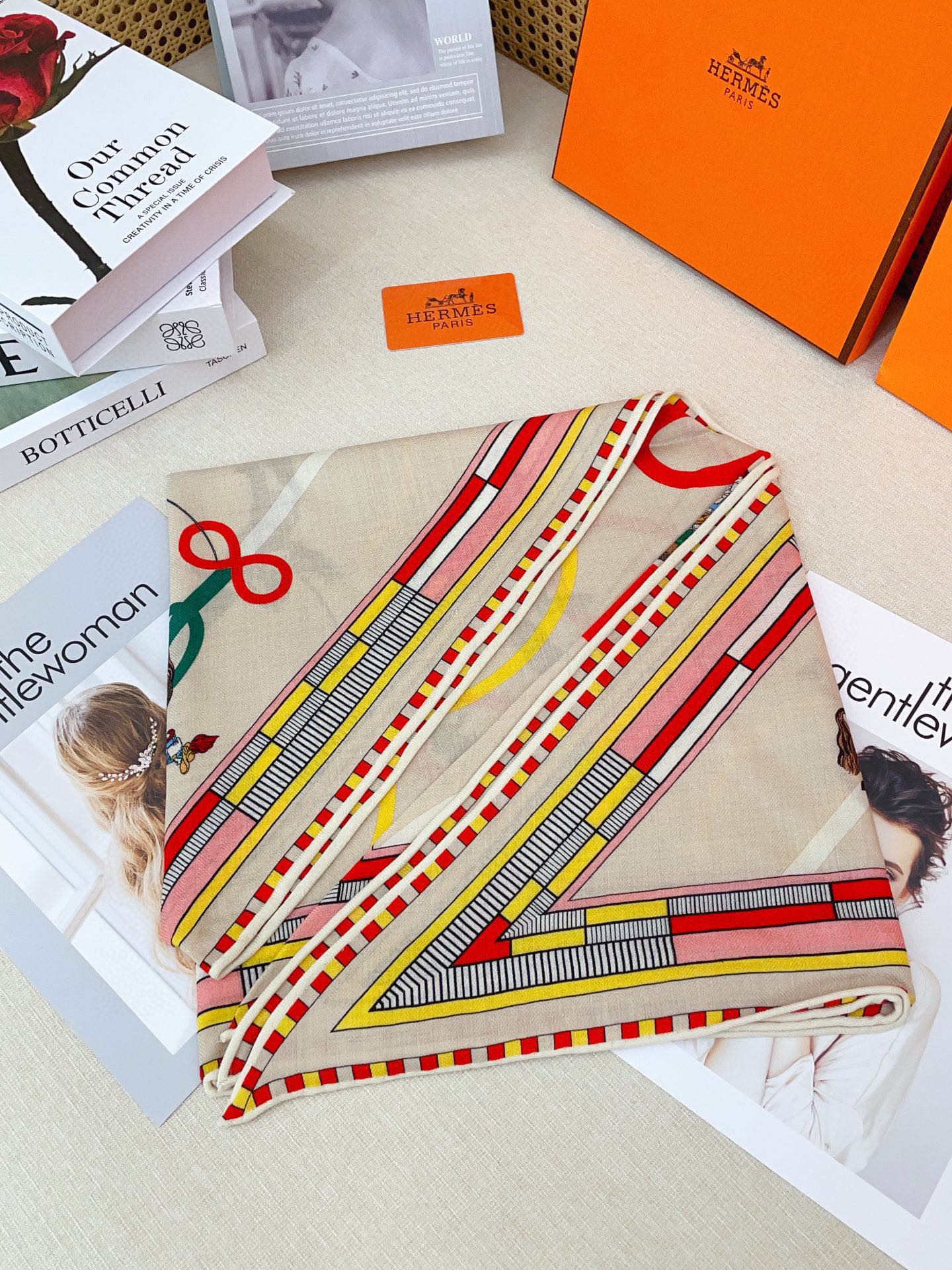 ✨✨【加厚丝毛款 双面同色】上新💏顶级H家专柜最新款【回转布与蛇型前进 大三角巾】多功能三角巾 🎀🎀，色