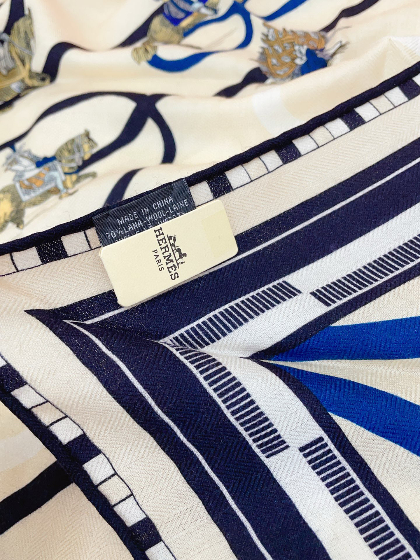 ✨✨【加厚丝毛款 双面同色】上新💏顶级H家专柜最新款【回转布与蛇型前进 大三角巾】多功能三角巾 🎀🎀，色