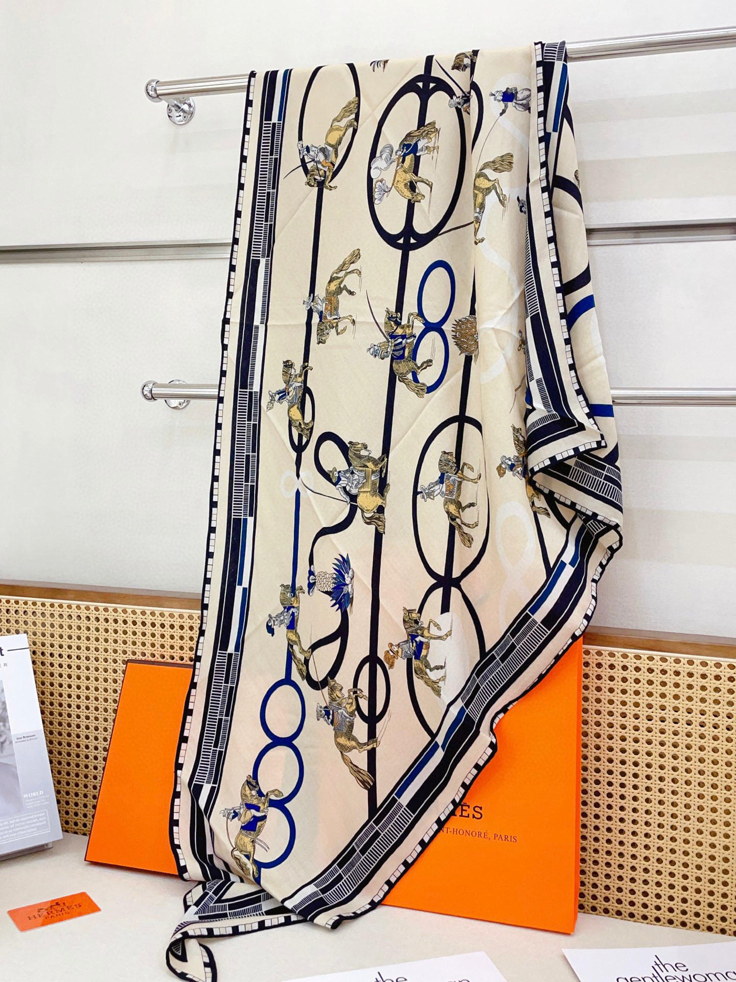 ✨✨【加厚丝毛款 双面同色】上新💏顶级H家专柜最新款【回转布与蛇型前进 大三角巾】多功能三角巾 🎀🎀，色