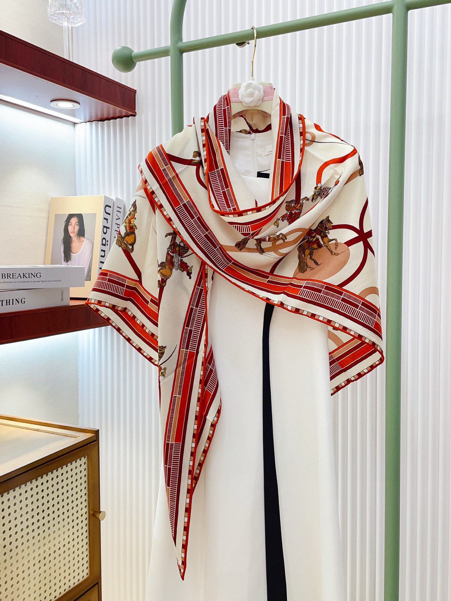 ✨✨【加厚丝毛款 双面同色】上新💏顶级H家专柜最新款【回转布与蛇型前进 大三角巾】多功能三角巾 🎀🎀，色