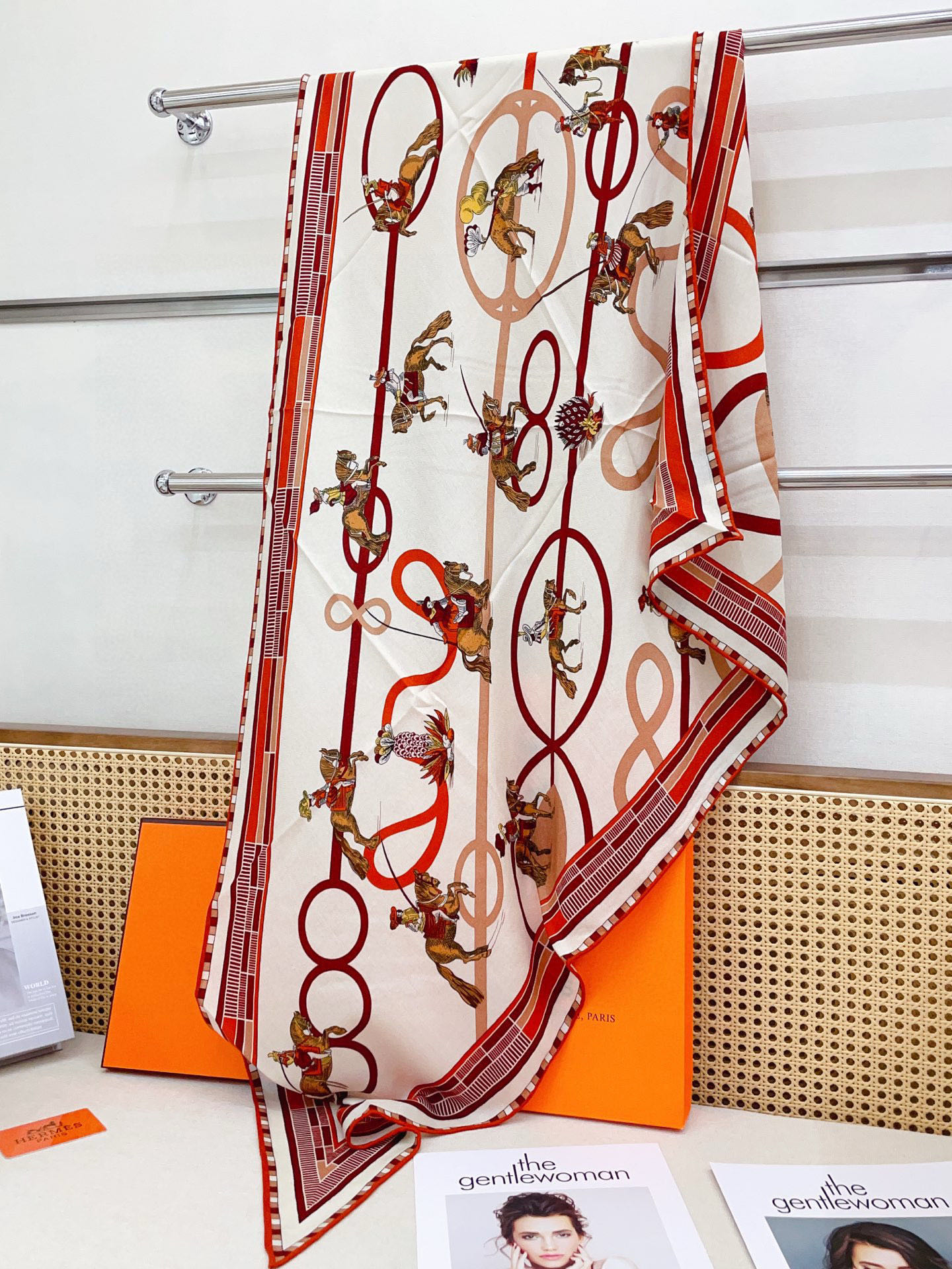 ✨✨【加厚丝毛款 双面同色】上新💏顶级H家专柜最新款【回转布与蛇型前进 大三角巾】多功能三角巾 🎀🎀，色