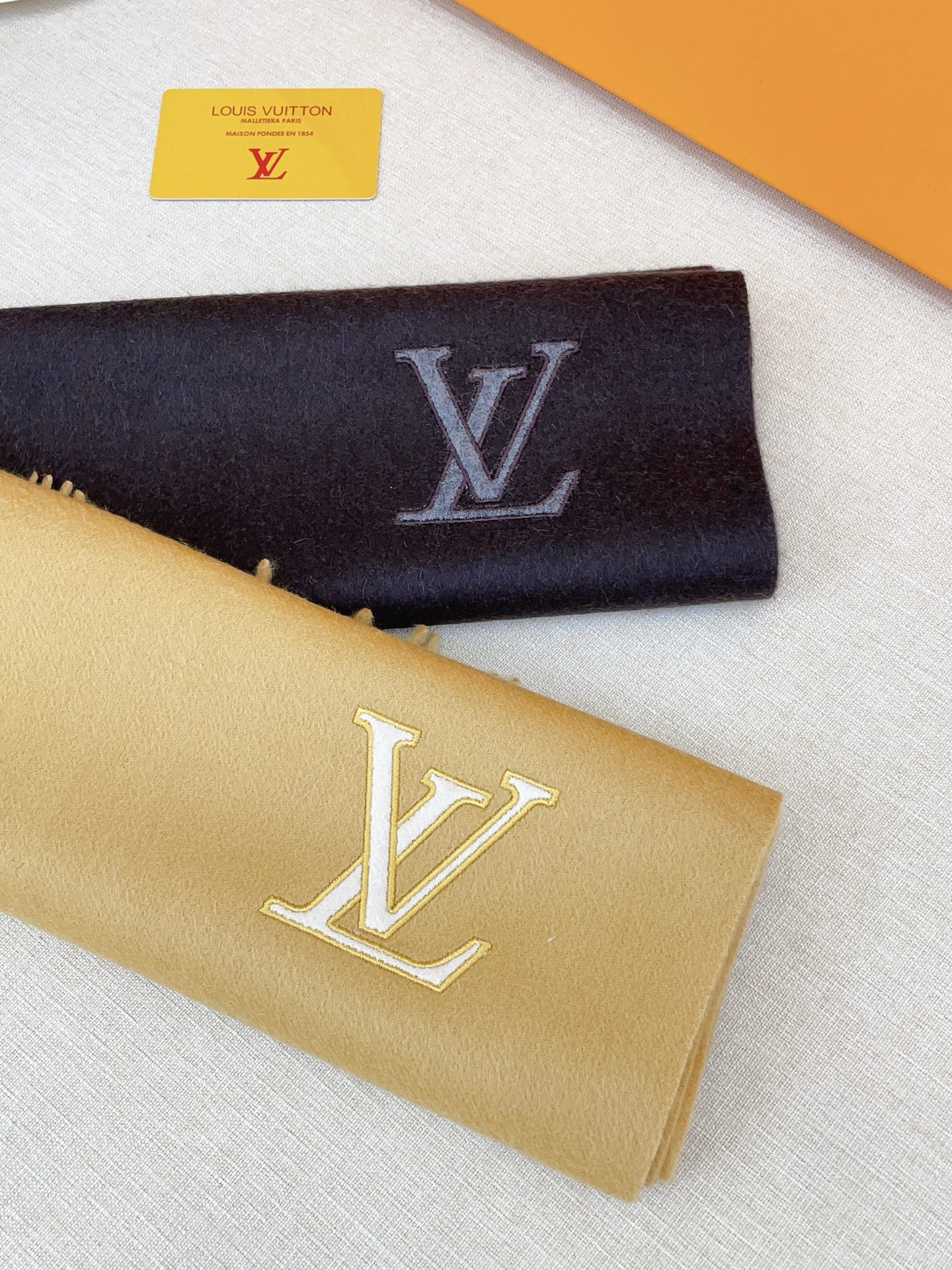 ✨✨【羊绒款】驴家🫏专柜同步【羊绒长巾刺绣🪡】经典设计完美，刺绣的驴家标志，强烈推荐手慢无‼️价格真心好