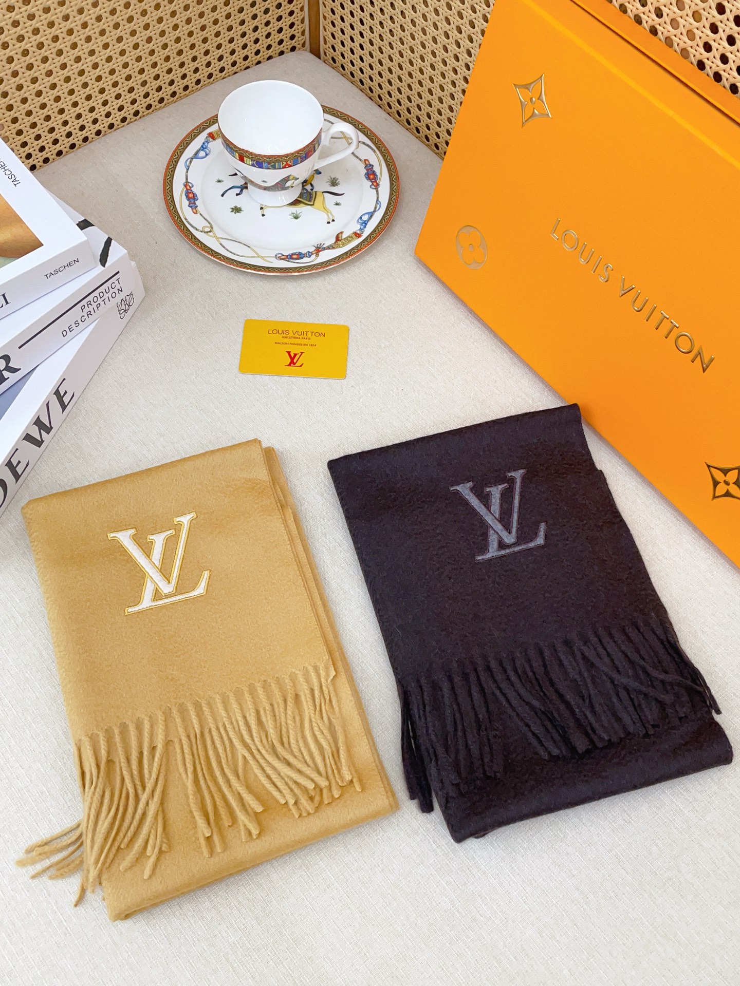 ✨✨【羊绒款】驴家🫏专柜同步【羊绒长巾刺绣🪡】经典设计完美，刺绣的驴家标志，强烈推荐手慢无‼️价格真心好