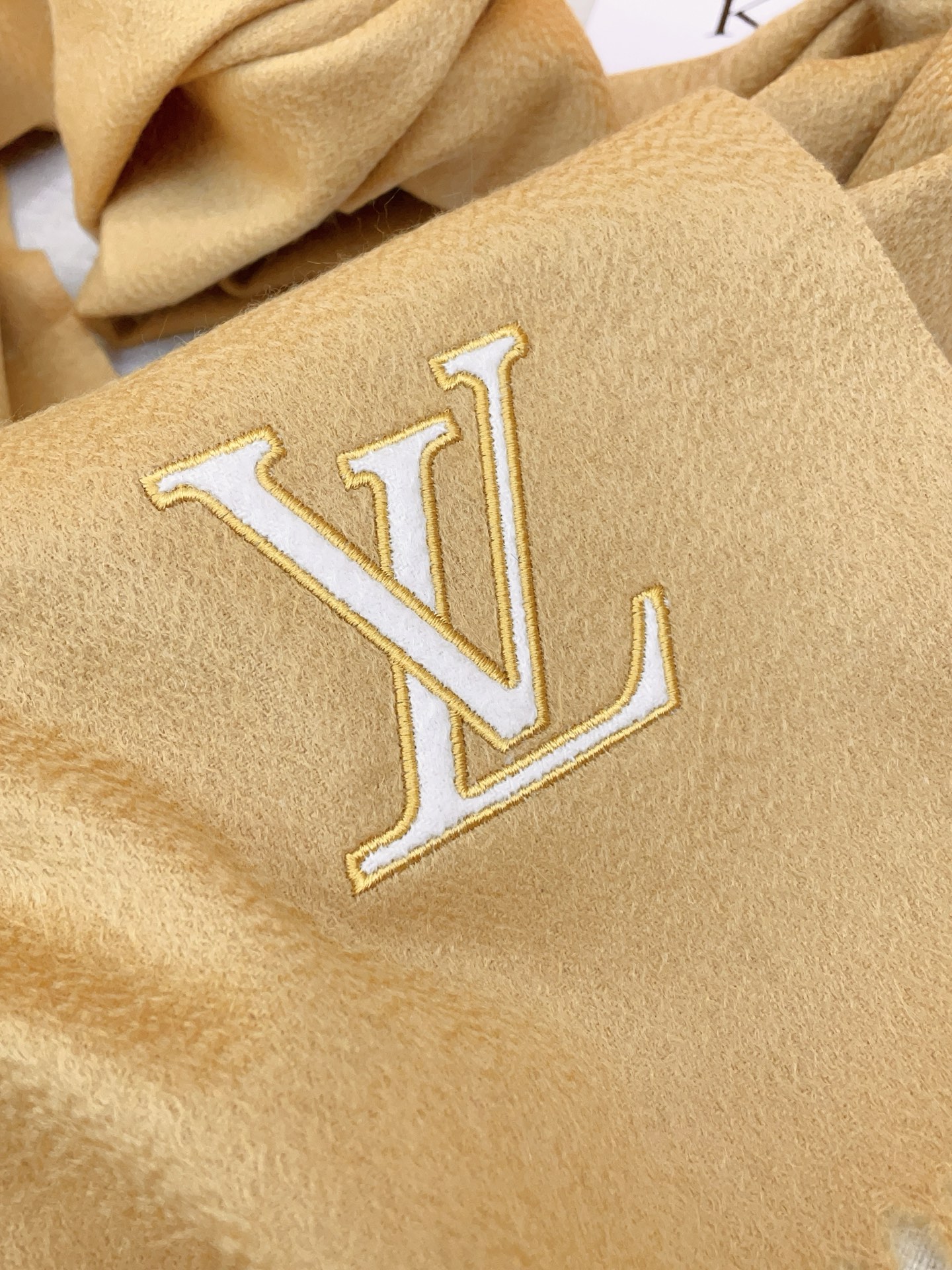 ✨✨【羊绒款】驴家🫏专柜同步【羊绒长巾刺绣🪡】经典设计完美，刺绣的驴家标志，强烈推荐手慢无‼️价格真心好